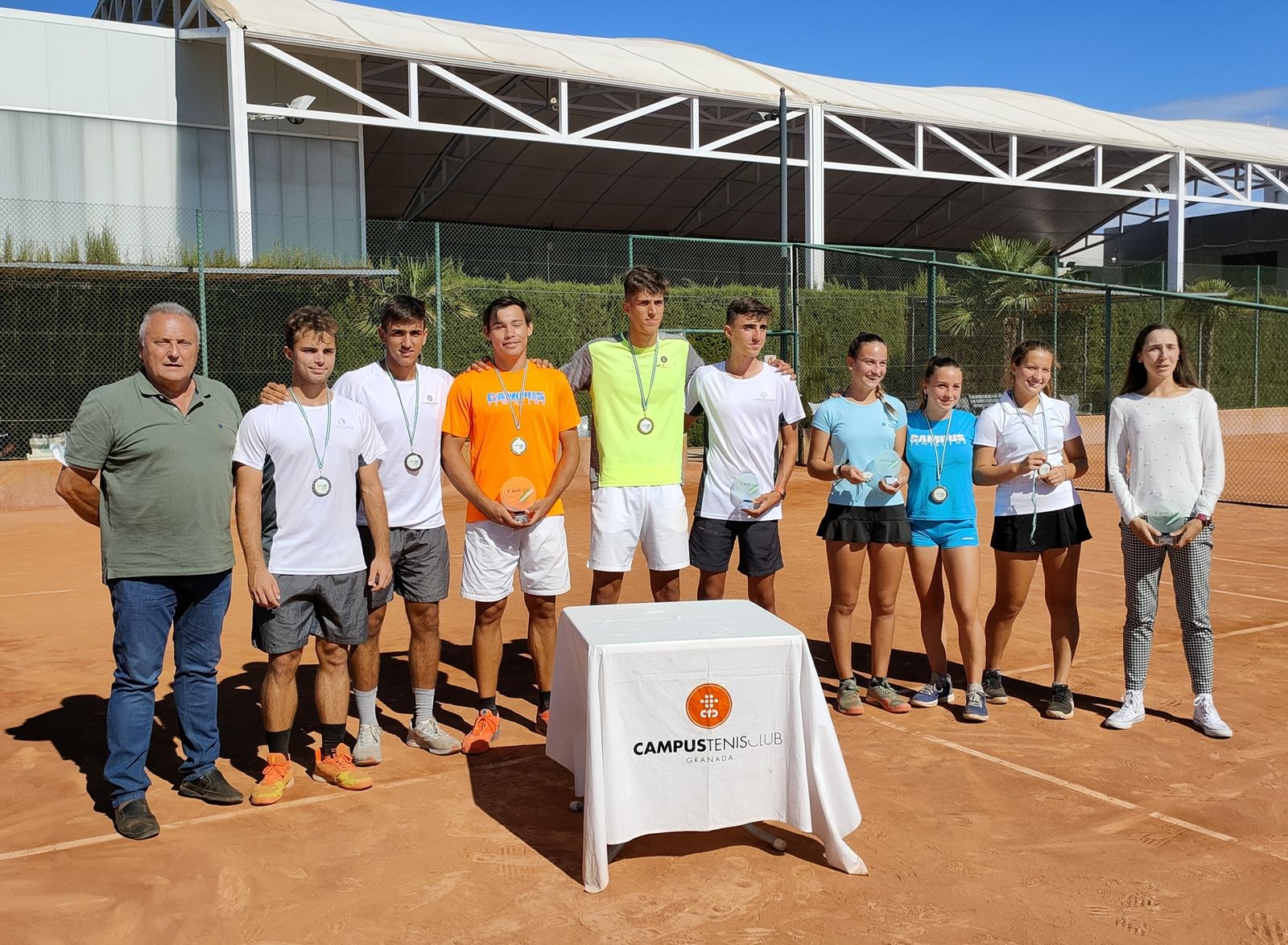 Alejandro Martín y Encarni García junto a otros participantes.
