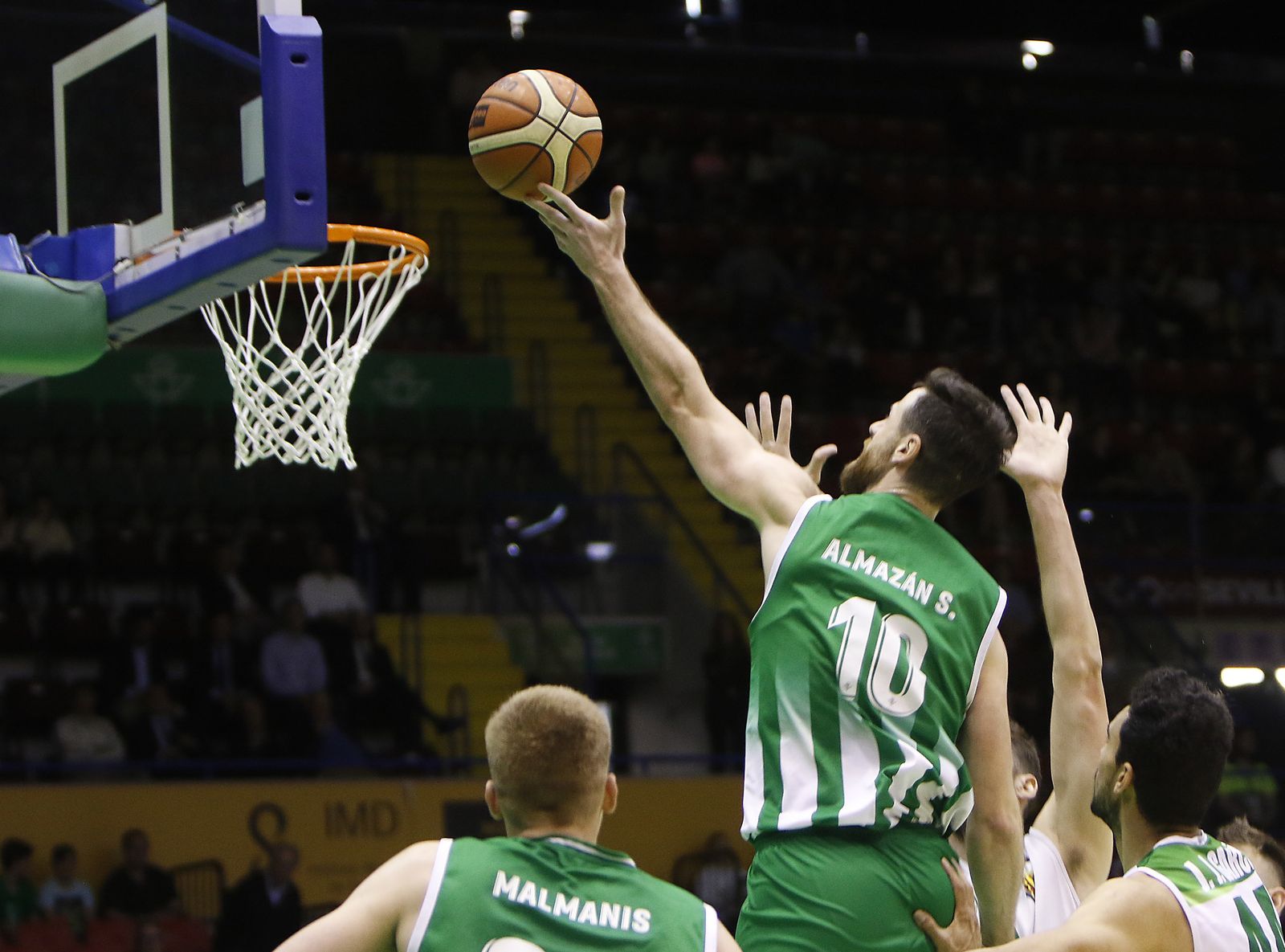 Pablo Almazán entra a canasta en un lance del encuentro disputado en San Pablo.