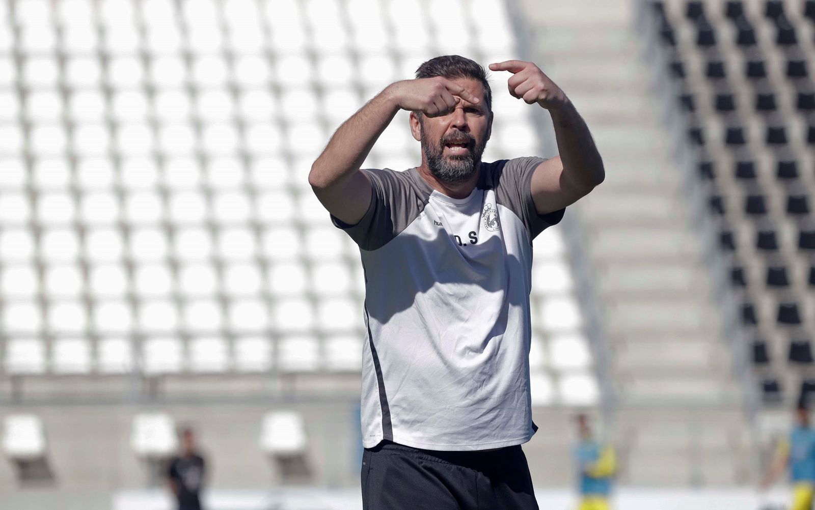 David Sánchez se dirige a un juez de línea para solicitar un cambio