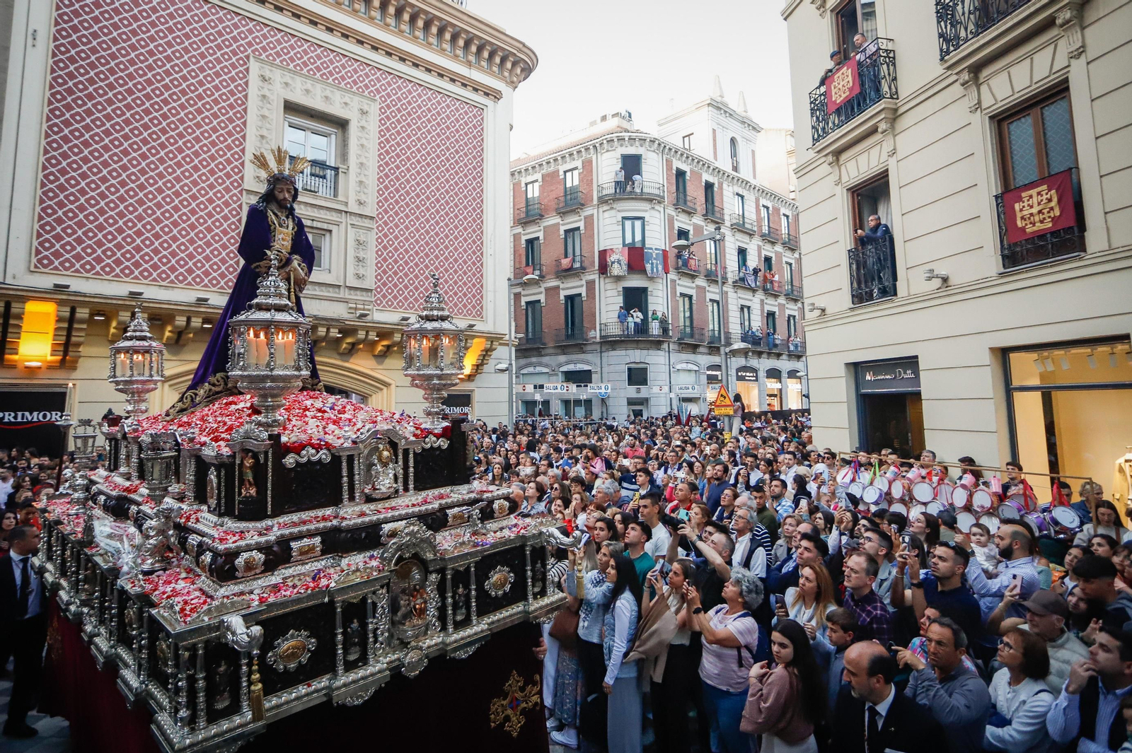 Crónica gráfica del Lunes Santo en Granada