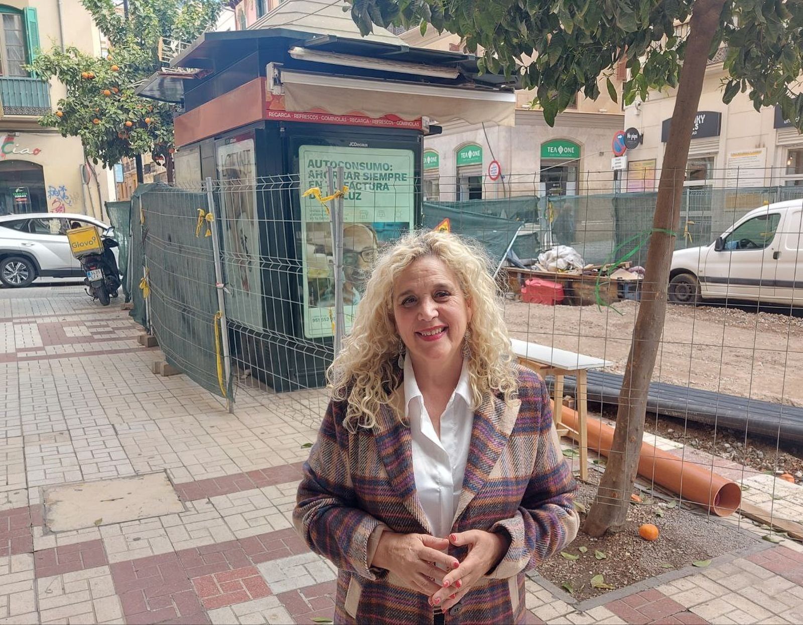 Remedios Ramos junto a un quiosco en la calle Carretería.