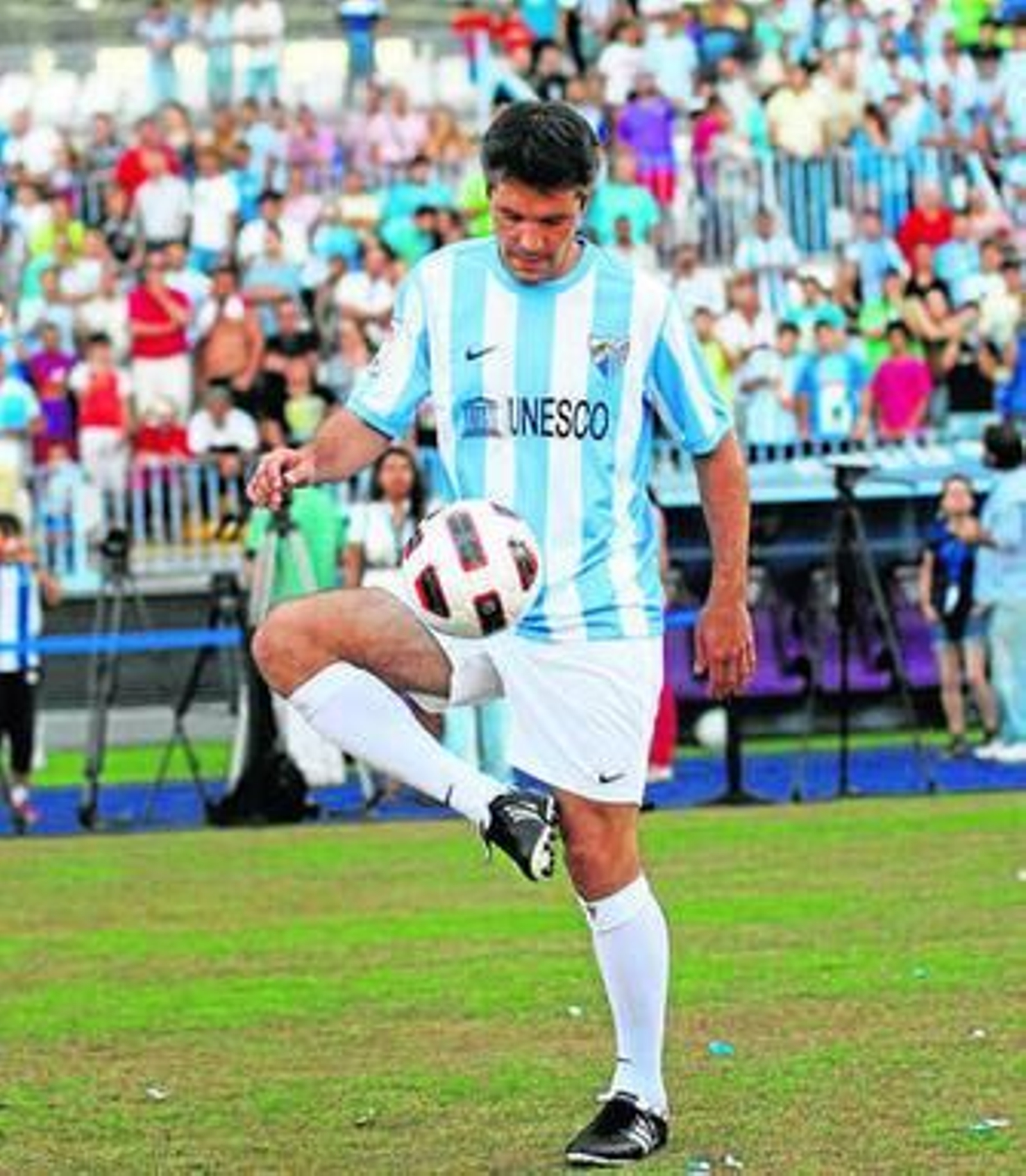 Toulalan hace malabarismos con el esférico.