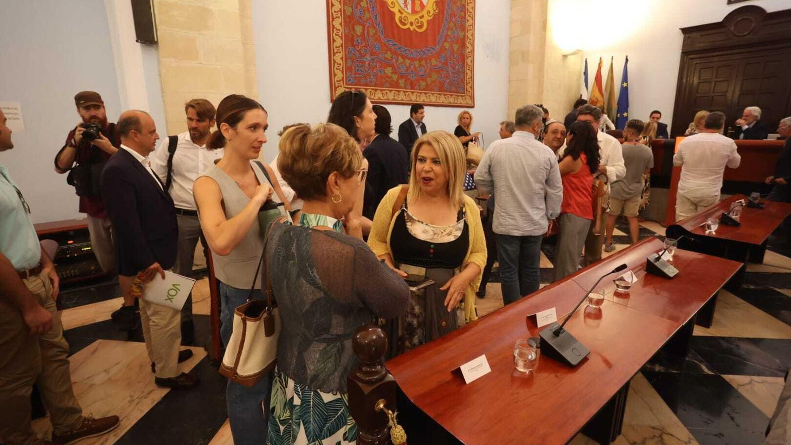 La exalcaldesa Mamen Sánchez, junto a Carmen Collado y Almudena Navarro, antes de comenzar el pleno.