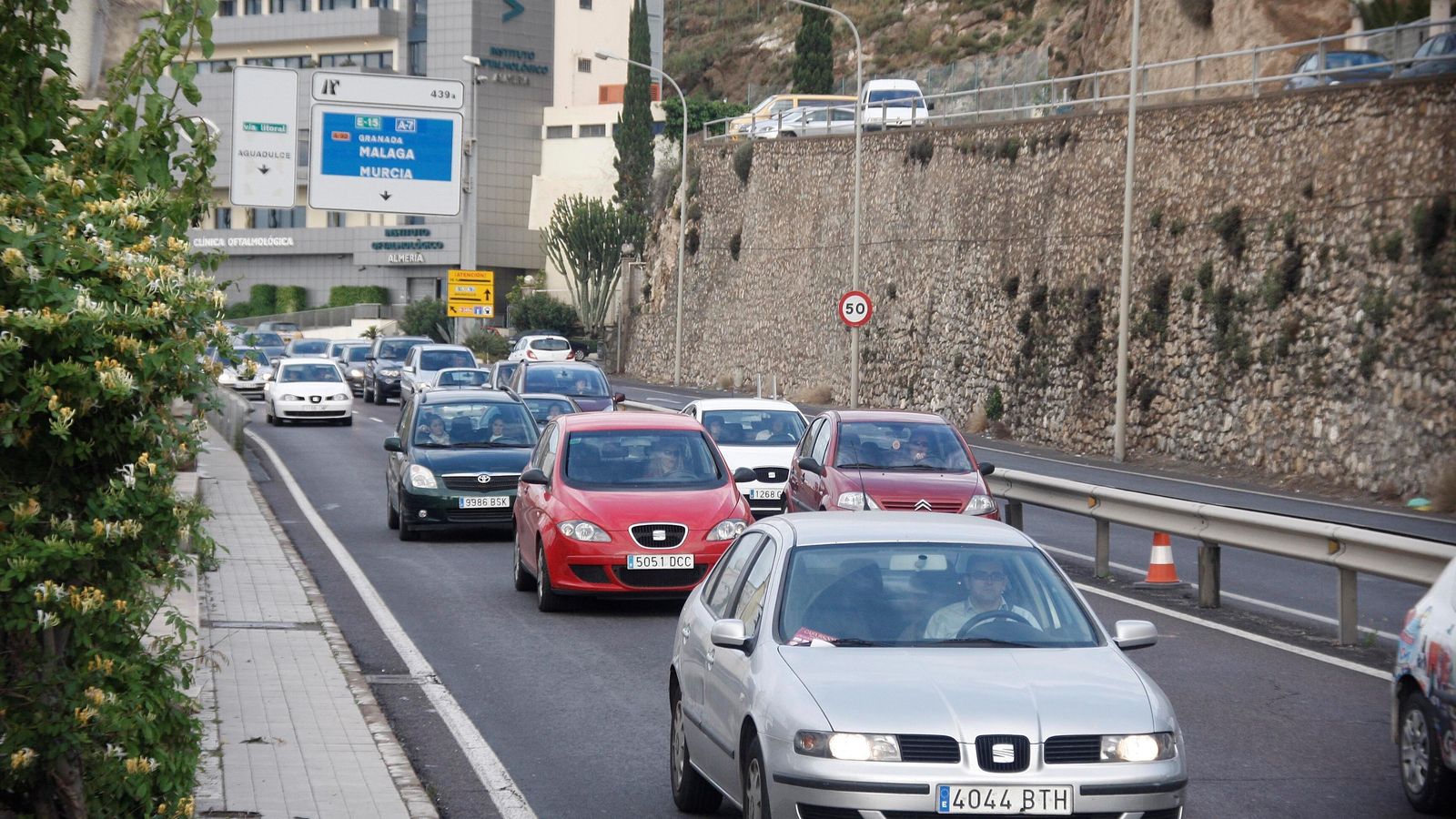 Varios vehículos a su entrada a Almería por la carretera del puerto.