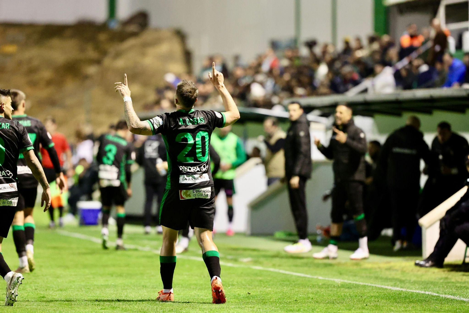 Antonio Casas celebra el 1-3 en El Maulí.