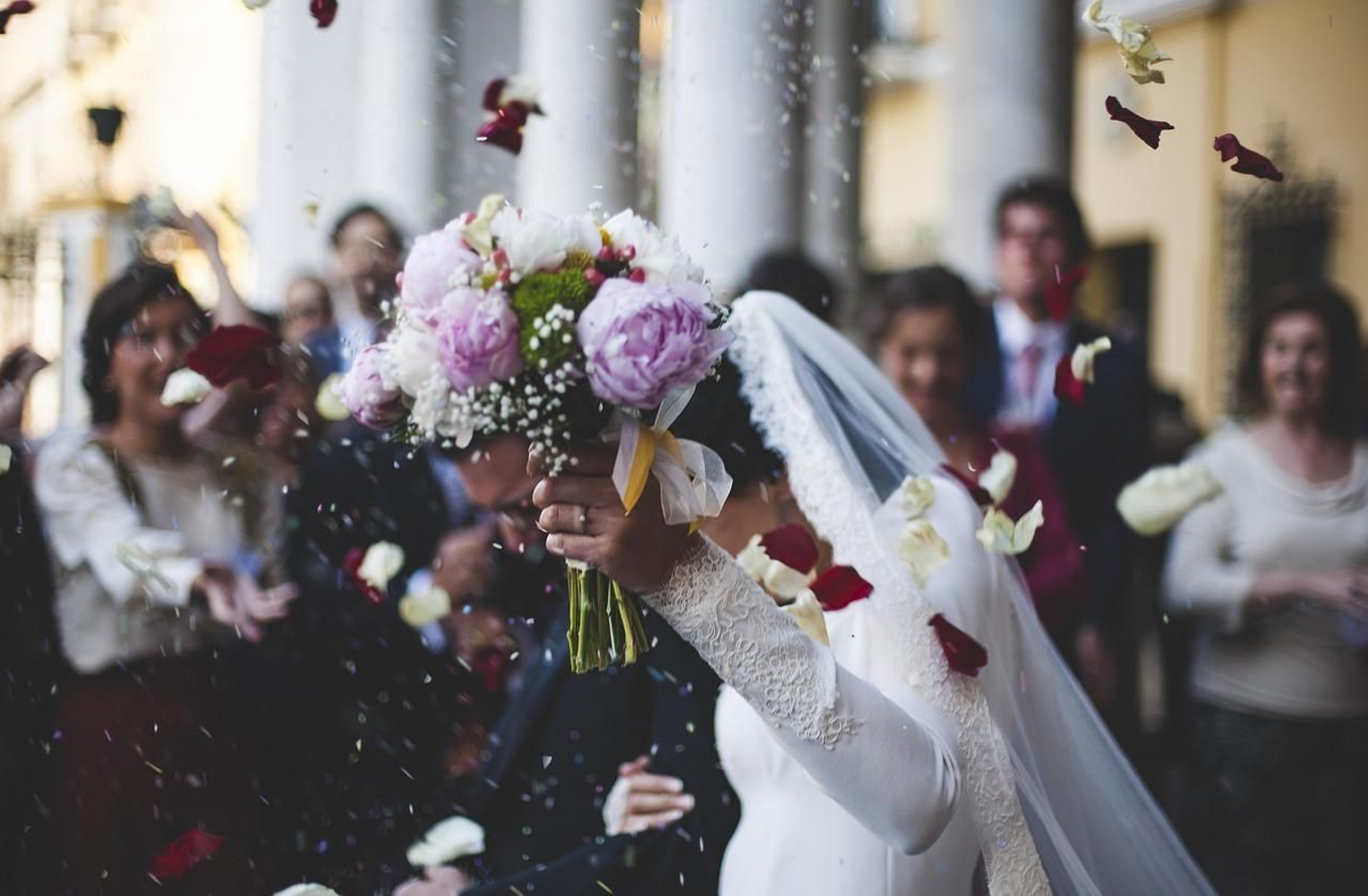 Una pareja celebra con verdadera emoción, y rodeados de su gente, su llegada al matrimonio. Una pareja celebra con verdadera emoción, y rodeados de su gente, su llegada al matrimonio.