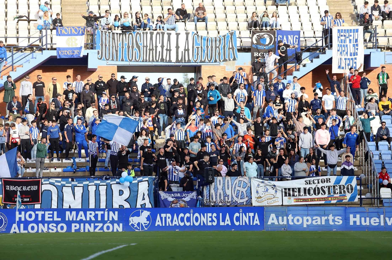 Imágenes del ambiente en las gradas del Nuevo Colombino