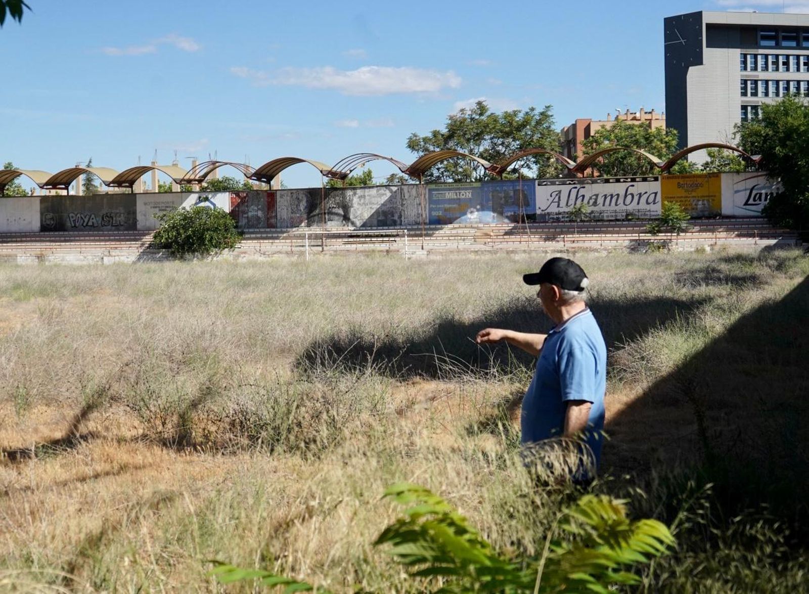 Carlos Marsá en el principal campo de la Ciudad Deportiva Granada 92.