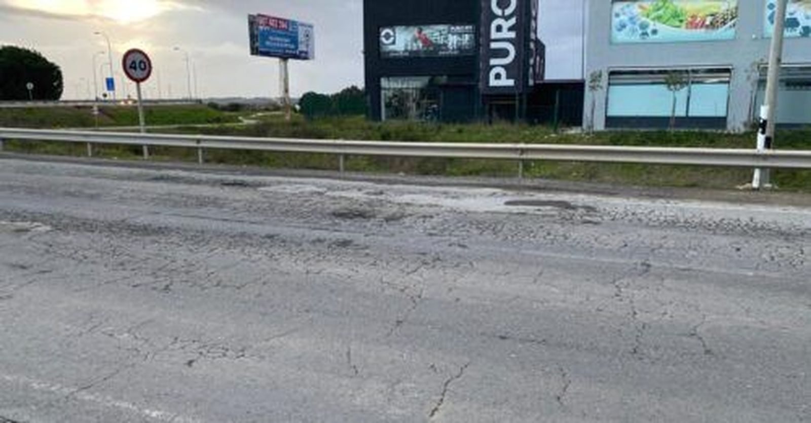 La A-493, entre La Palma del Condado y Valverde.