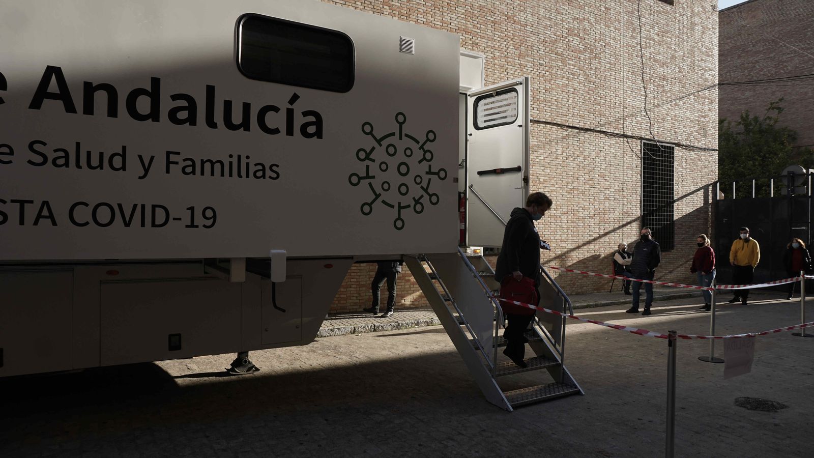 Uno de los vecinos citados sale del vehículo tras realizarse la prueba.