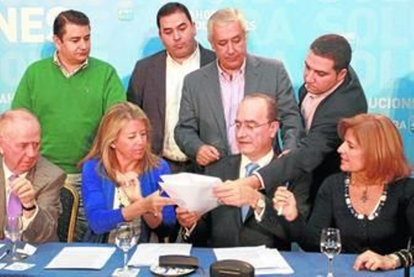 Arenas observa un papel junto a otros cargos públicos del PP ayer en Fuengirola.