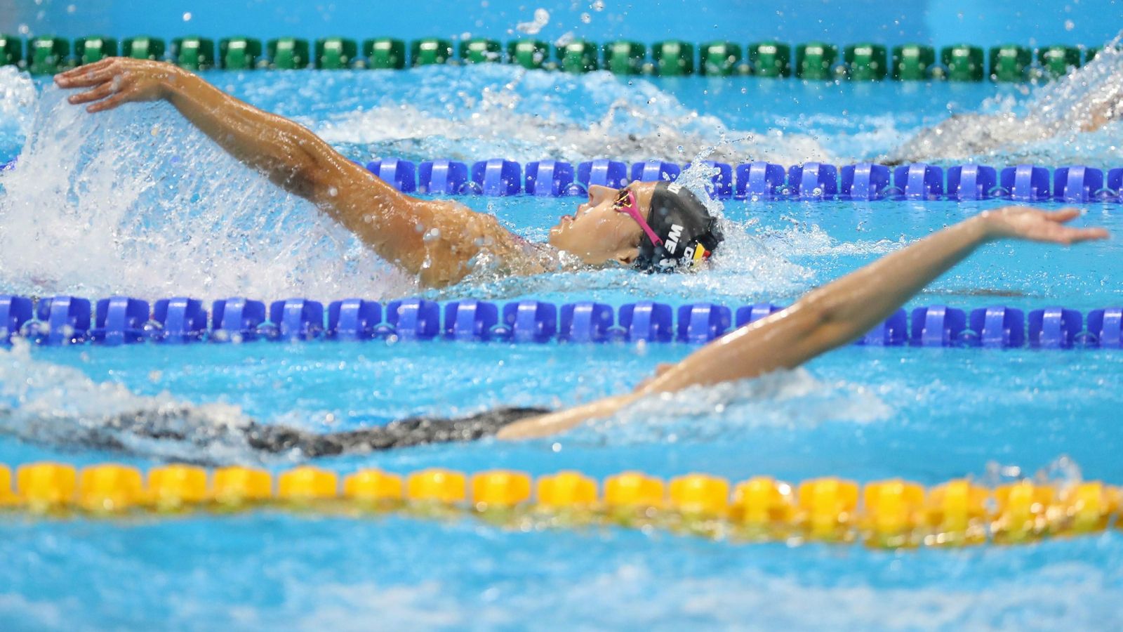 La natación es un deporte en el que se trabaja toda la musculatura.