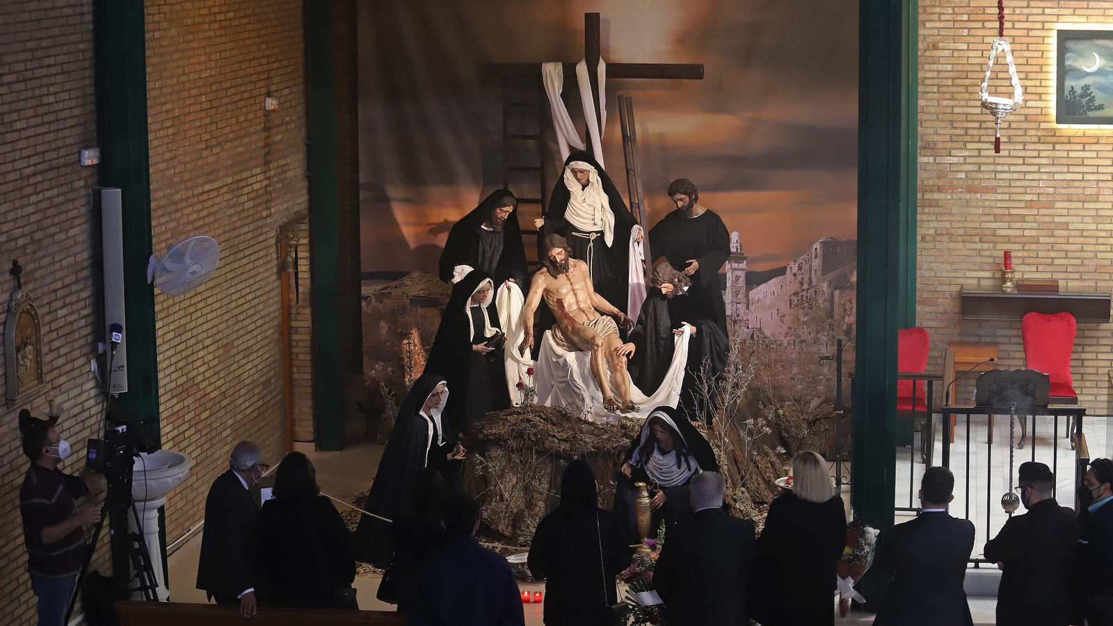 Fotos del Viernes Santo en Algeciras: Mortaja, Misericordia y Santo Entierro