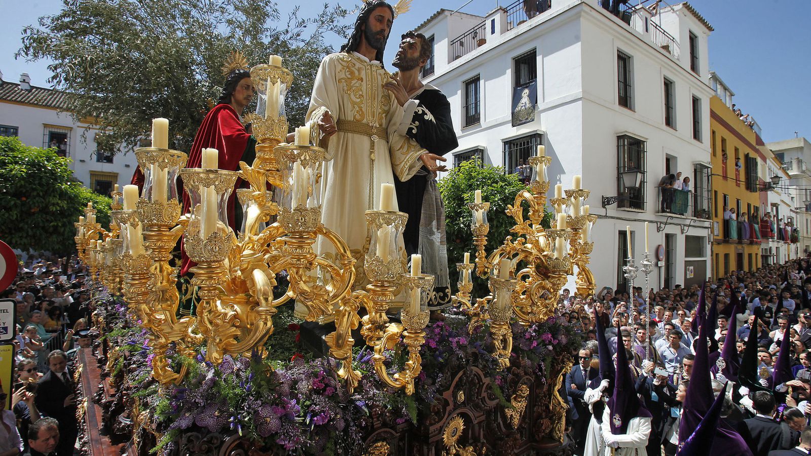 Judas a punto de besar a Jesús en el paso de misterio de la hermandad de la Redención