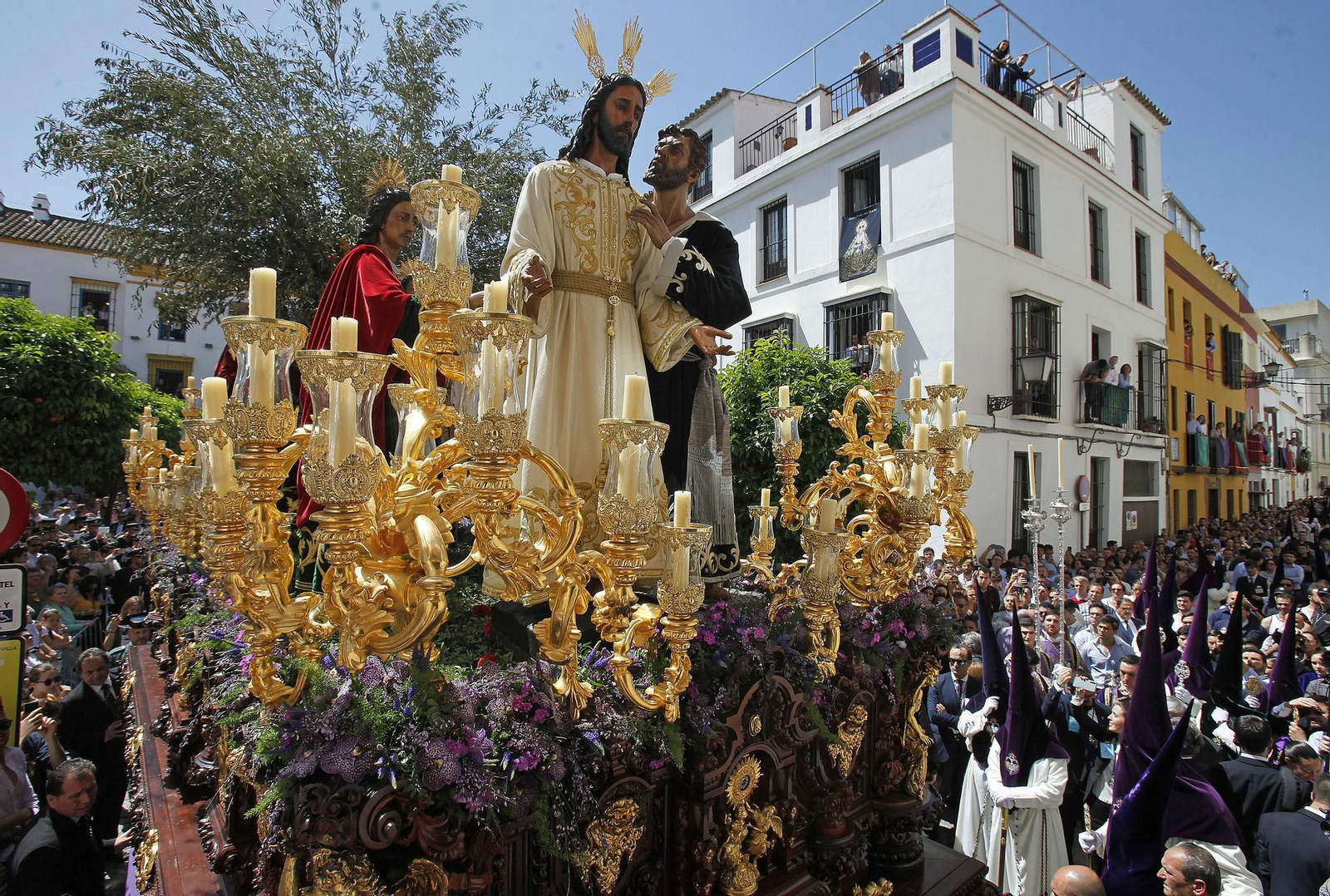 Judas a punto de besar a Jesús en el paso de misterio de la hermandad de la Redención