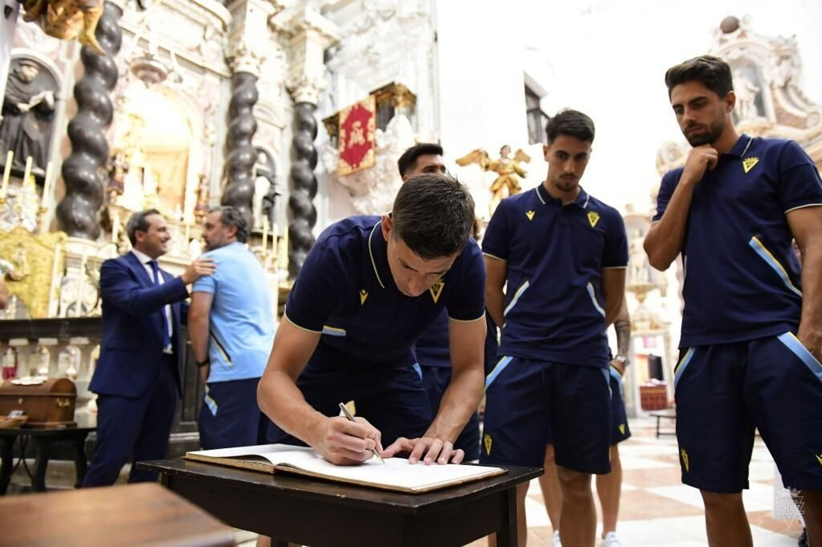 Las imágenes dela visita del Cádiz C.F. a la Patrona y el Nazareno