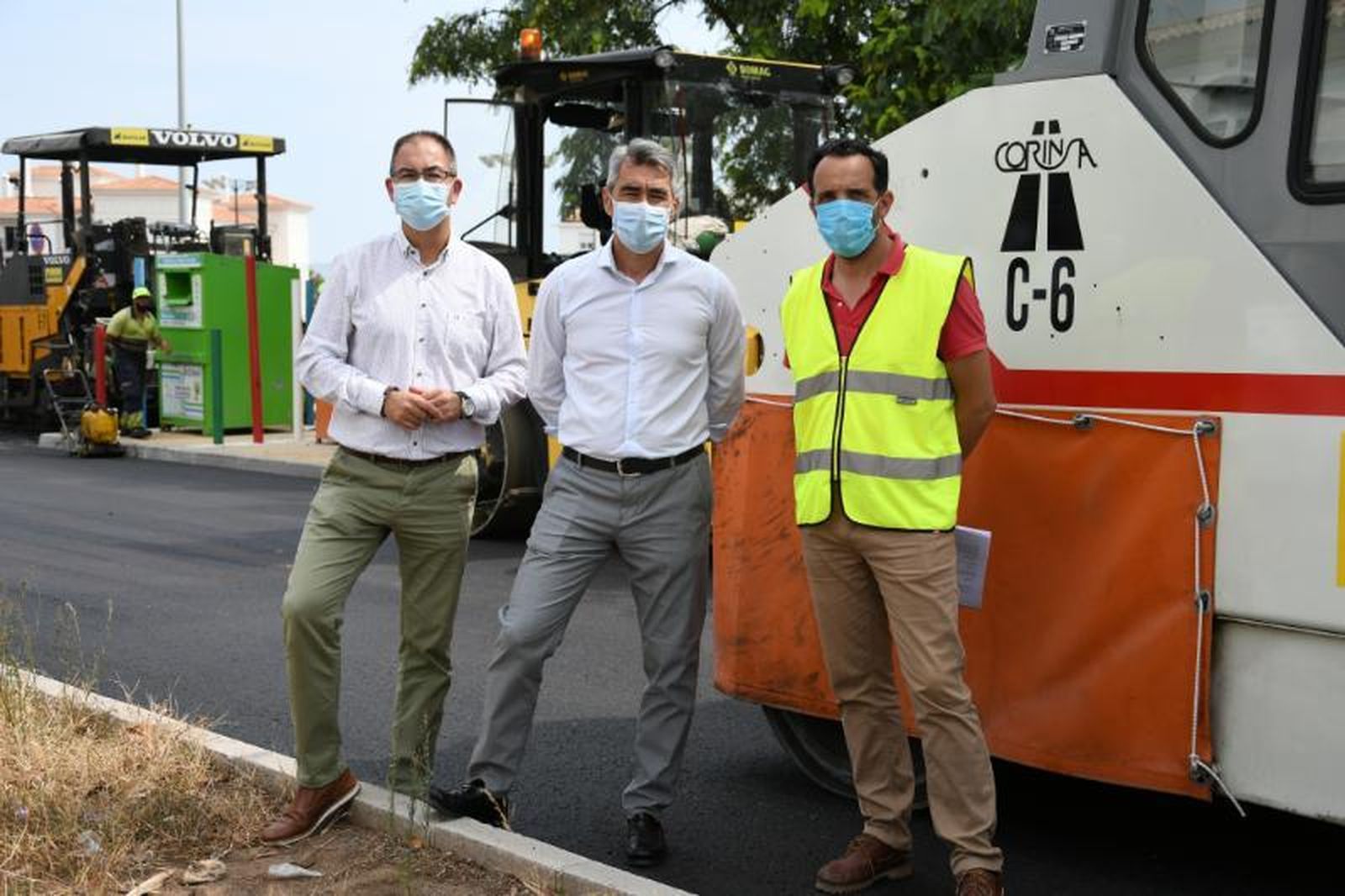 El alcalde de Benalmádena, Víctor Navas (C.).