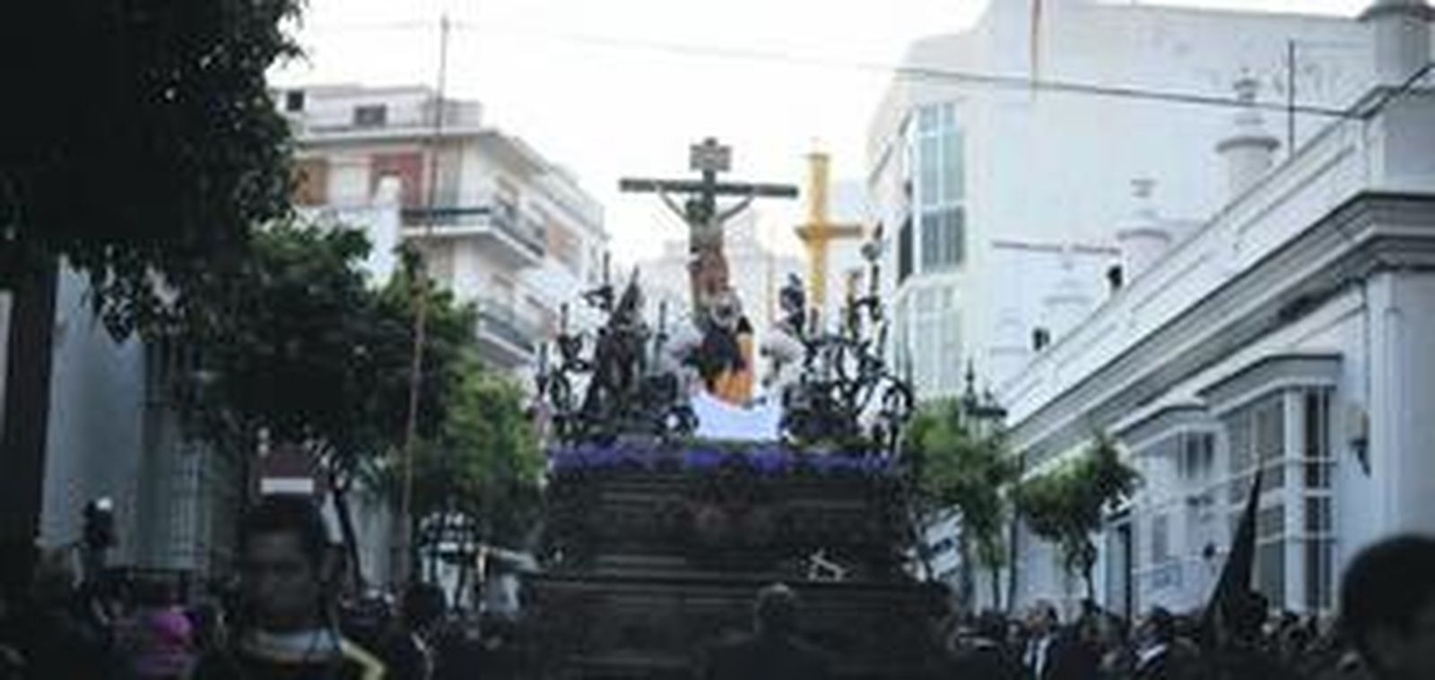 La hermandad de la Vera Cruz, en plena calle Ancha, poco después de salir de la parroquia del Santo Cristo.