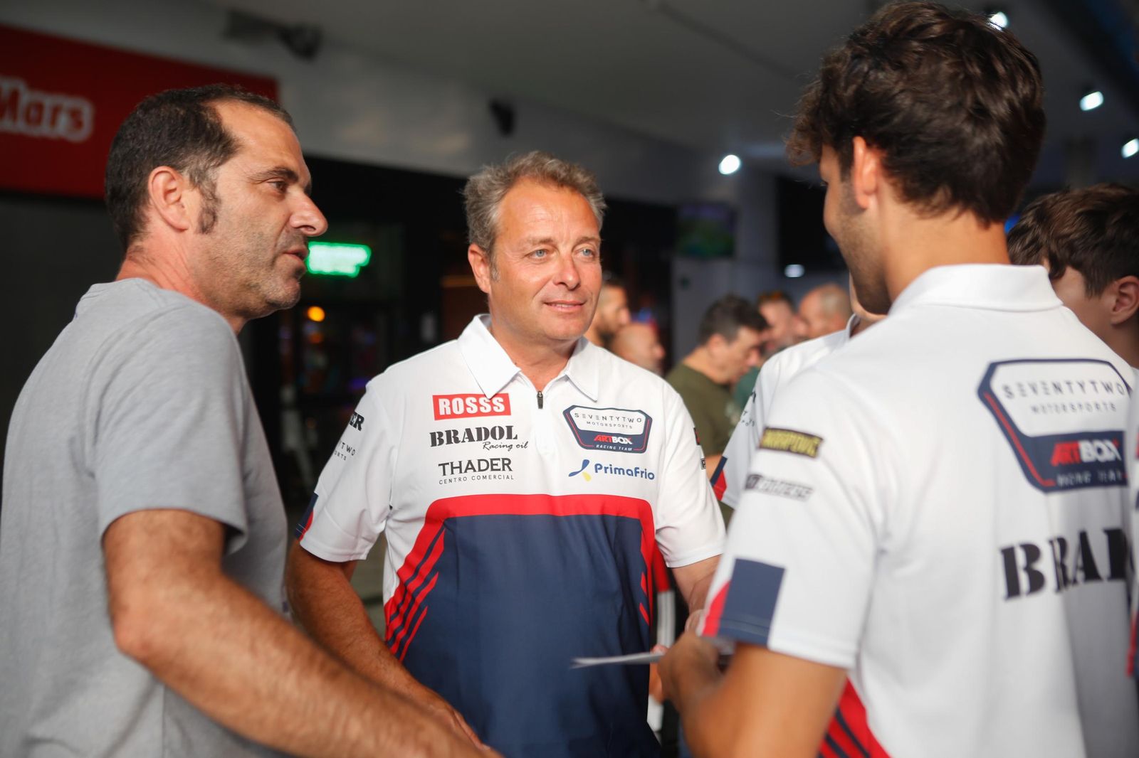 Las fotos de la visita del campeón del Mundo Emilio Alzamora al centro comercial Bahía Plaza de Palmones (Los Barrios)