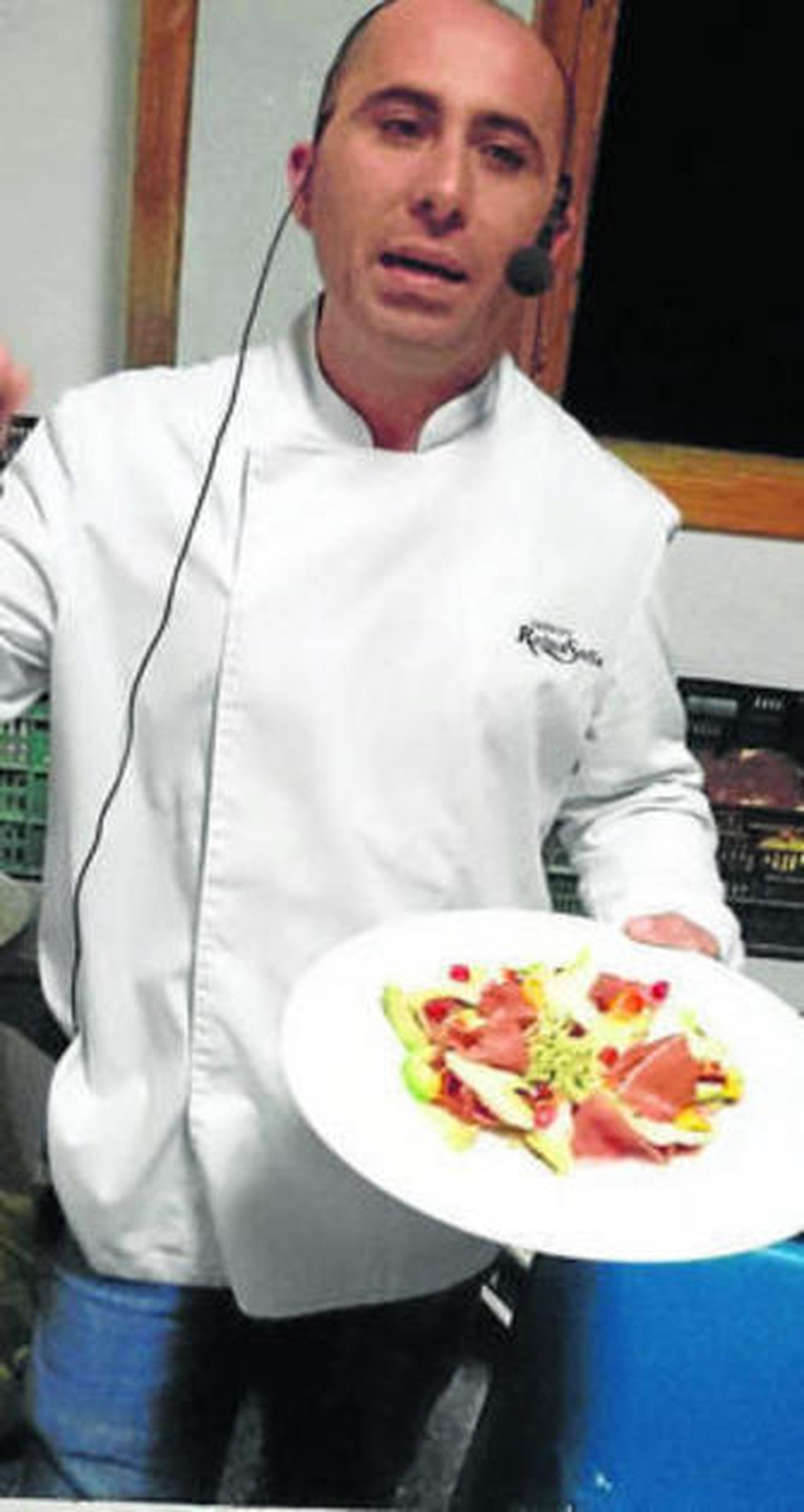 Miguel F. Castilla con uno de sus platos.