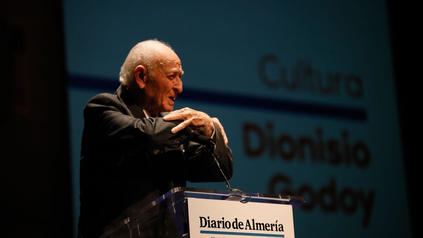 Dionisio Godoy abraza simbólicamente a todo el público de la gala de los Premios Diario de Almería para finalizar su discurso tras recoger su merecido galardón