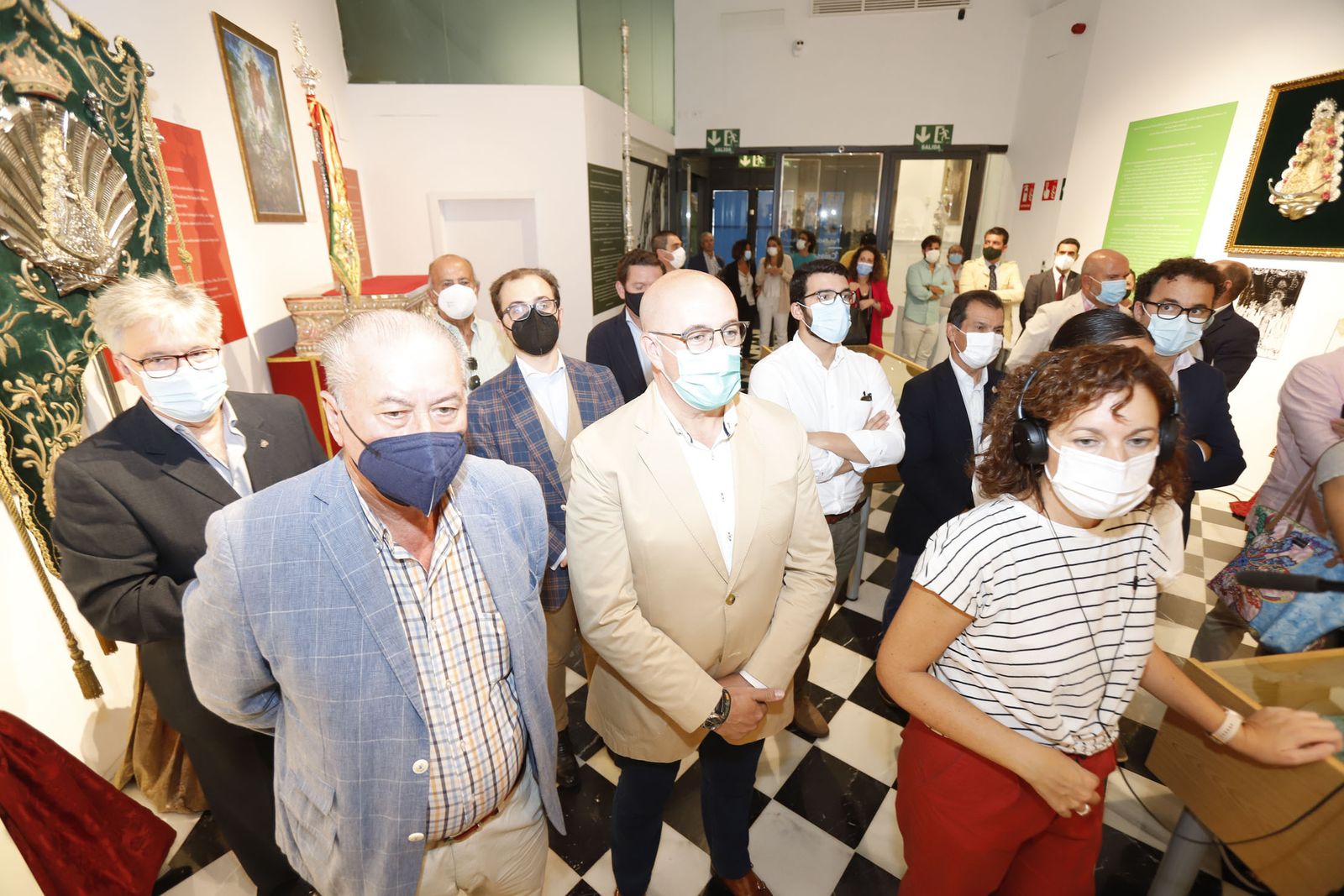 Imágenes de la inauguración de la exposición Regina Roris en la sala de la Fundación Cajasol 'El Comercial'