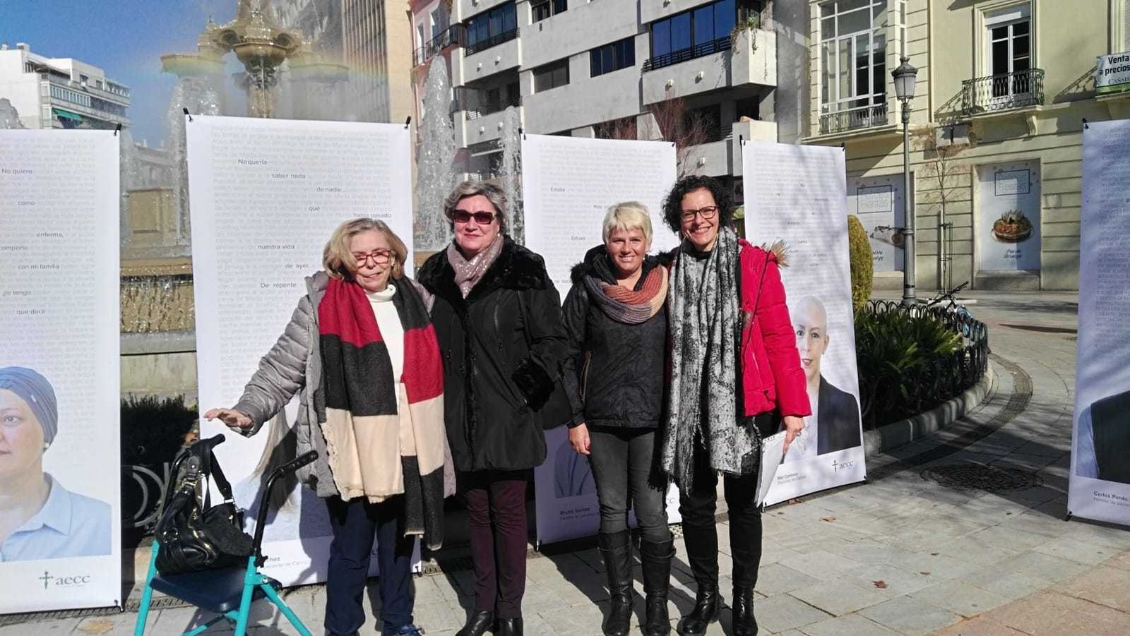 En la imagen, Mari Ángeles Hernández, Estela Martín e Isabel Guarinos, junto a otra de las pacientes.