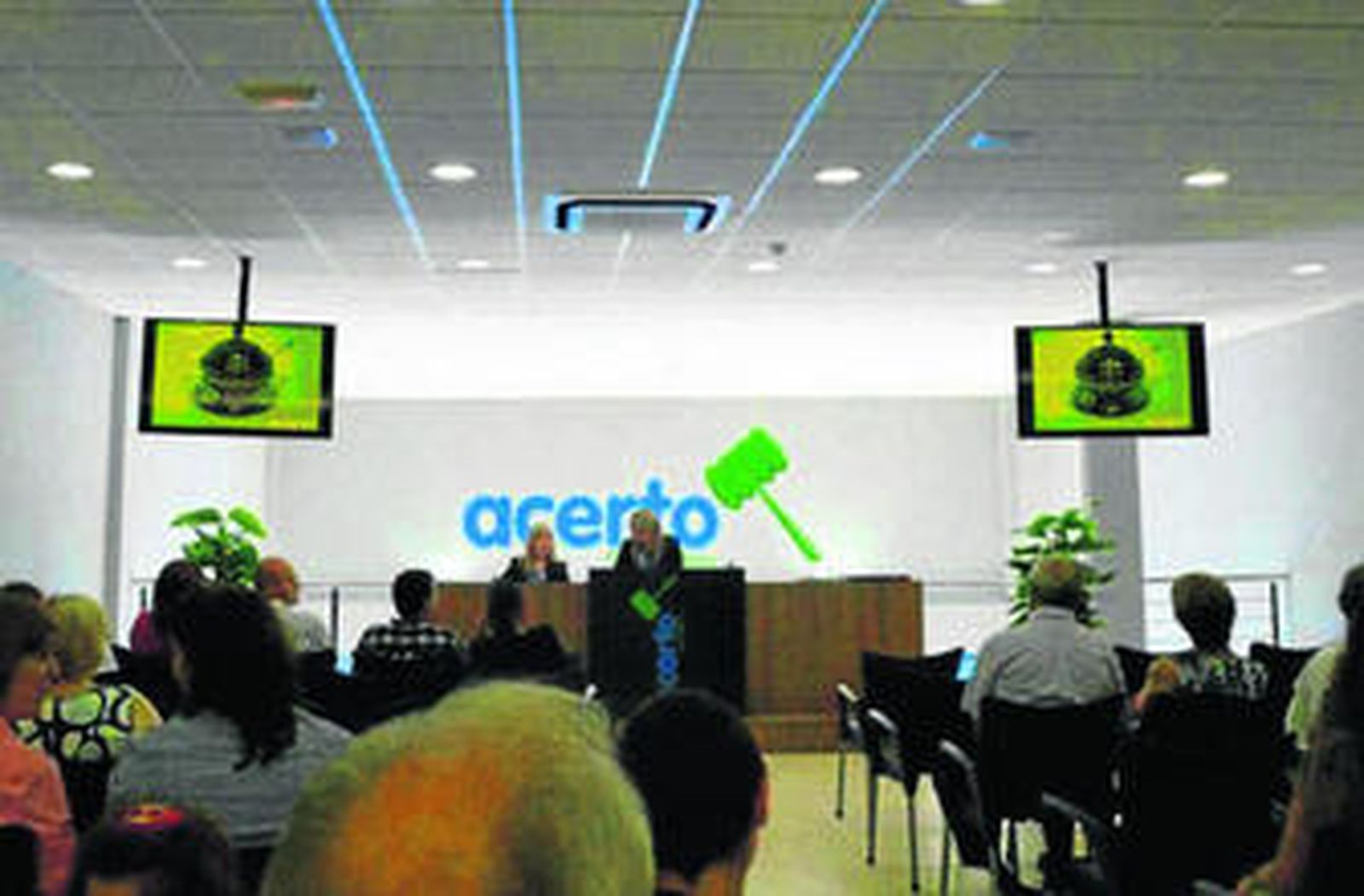 La sala de subastas se encuentra en la planta alta con capacidad para 100 personas.