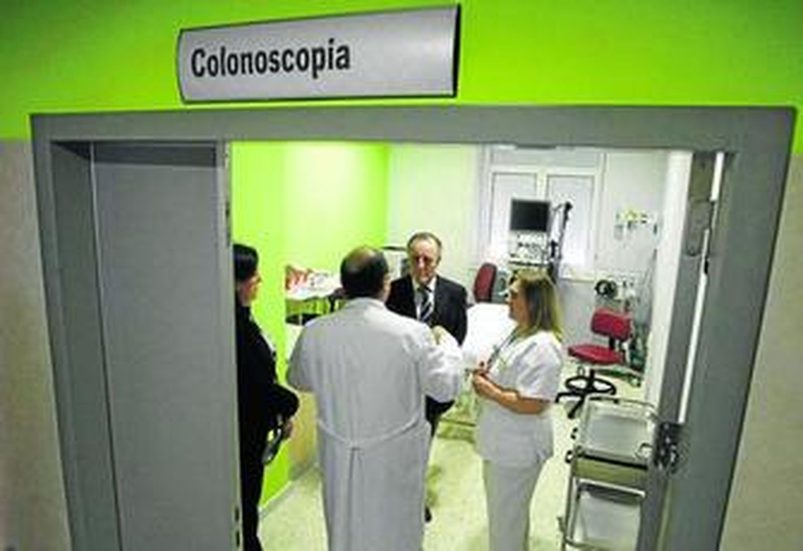 El delegado provincial de Salud, Hipólito García, visita las nuevas instalaciones del Puerta del Mar.