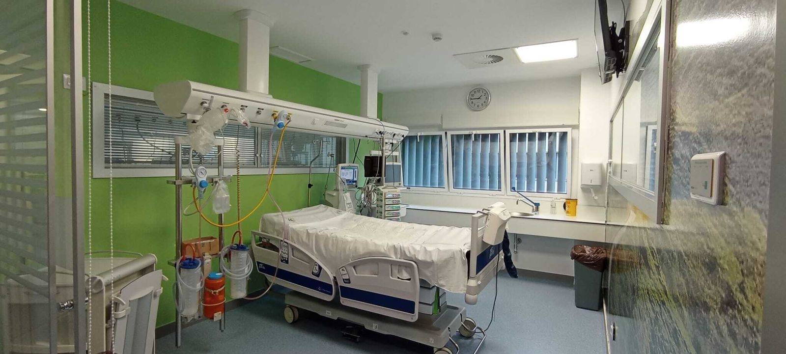 Un box de la Unidad de Cuidados Intensivos del Hospital de La Línea