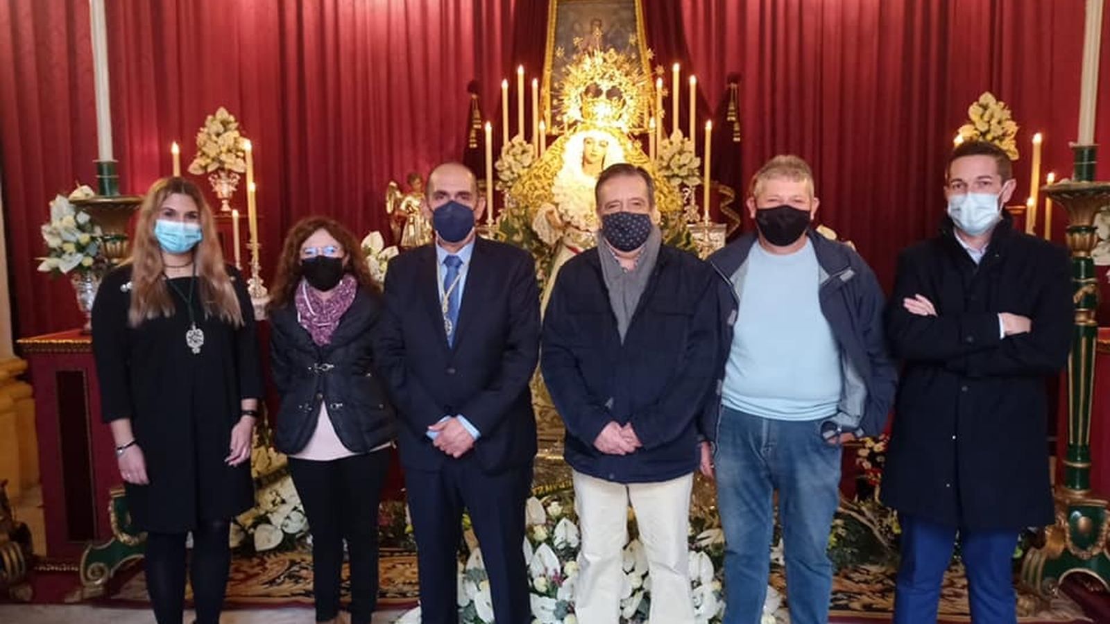 Rafael García, hermano mayor de la Esperanza, con varios hermanos que donaron plata para la futura corona.