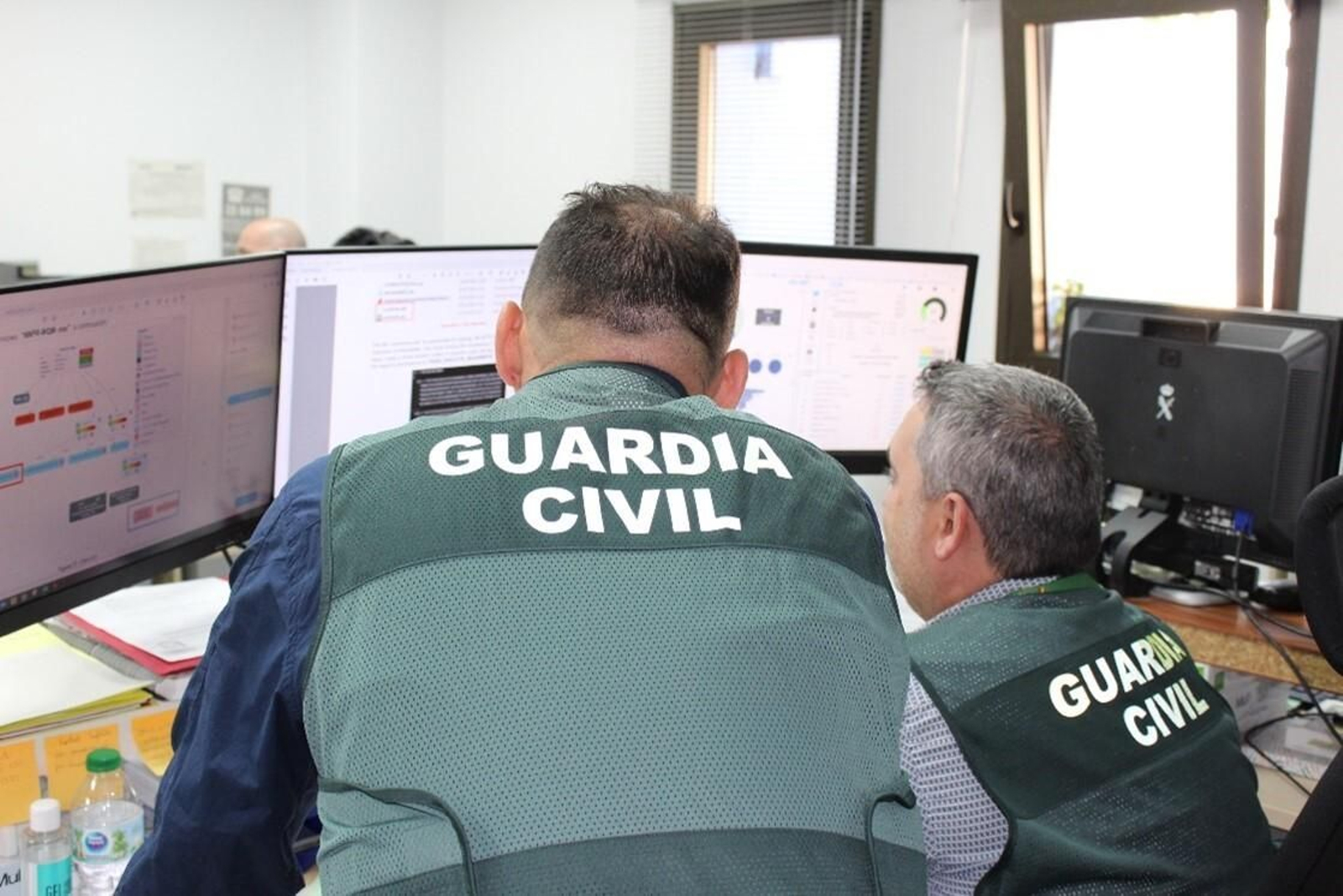 Investigan una joven por estafar 93.000 euros a dos empresarios granadinos con la técnica conocida como 'man in the middle'