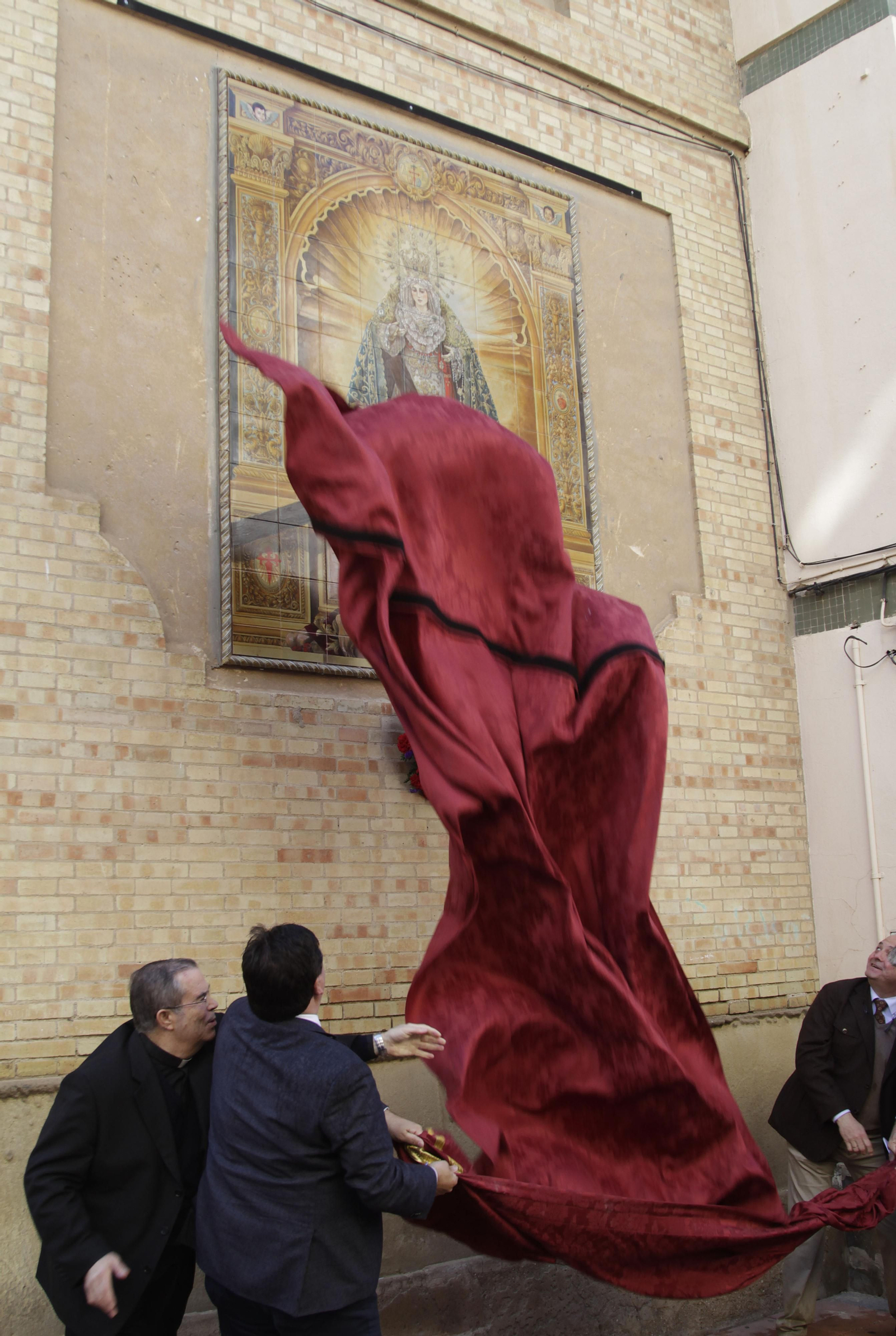 Inauguración del retablo cerámico conmemorativo de la Hermandad de las Tres Caídas de Huelva.