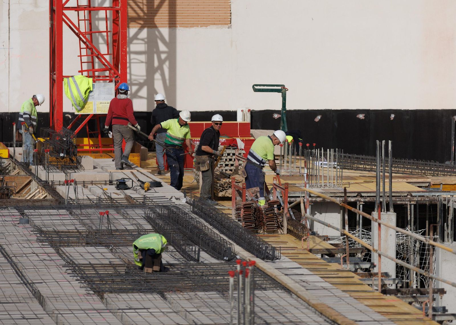 Un grupo de trabajadores en la construcción de un edificio