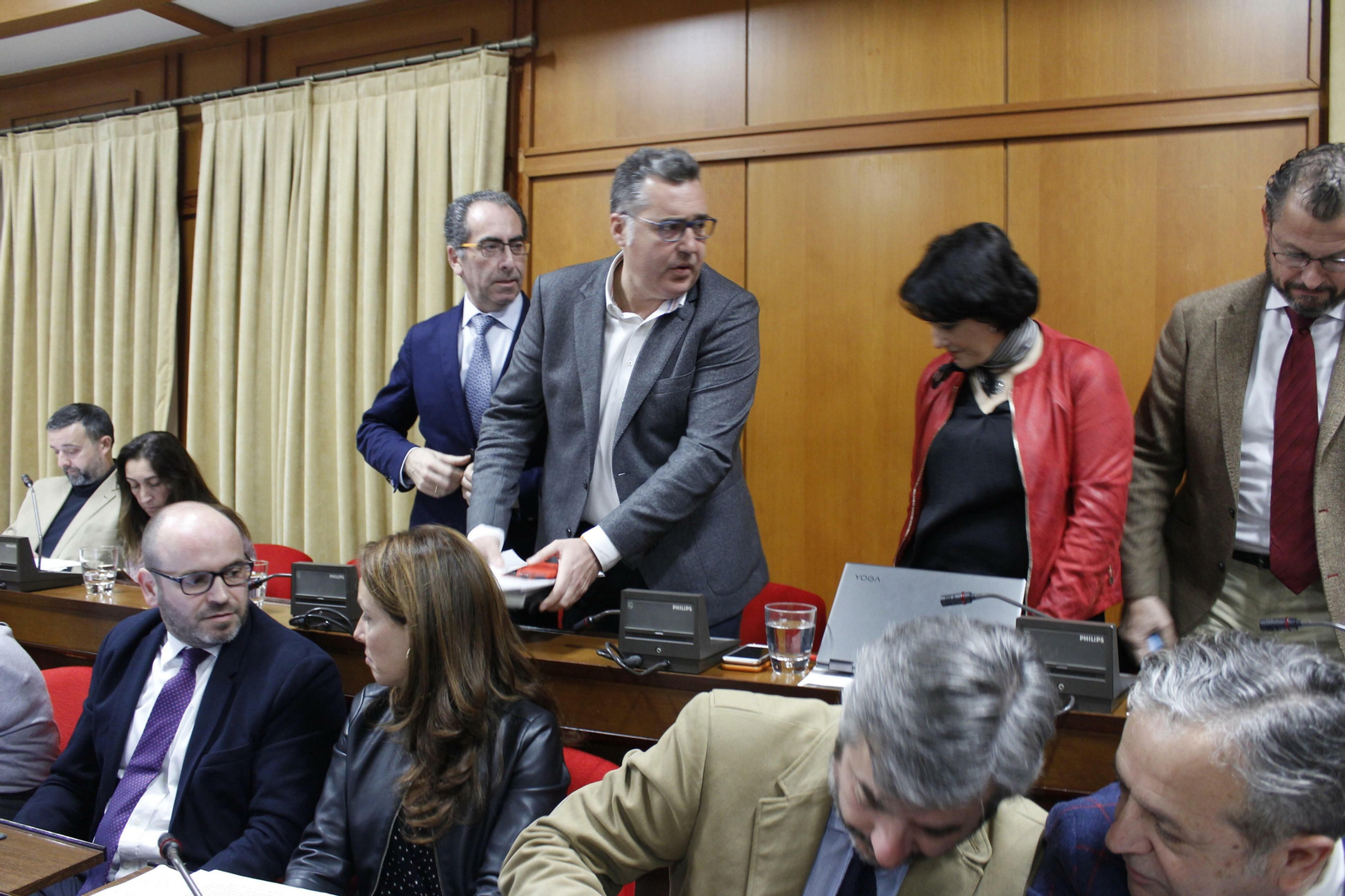 Torrejimeno (arriba en el centro), a su llegada al último Pleno municipal.