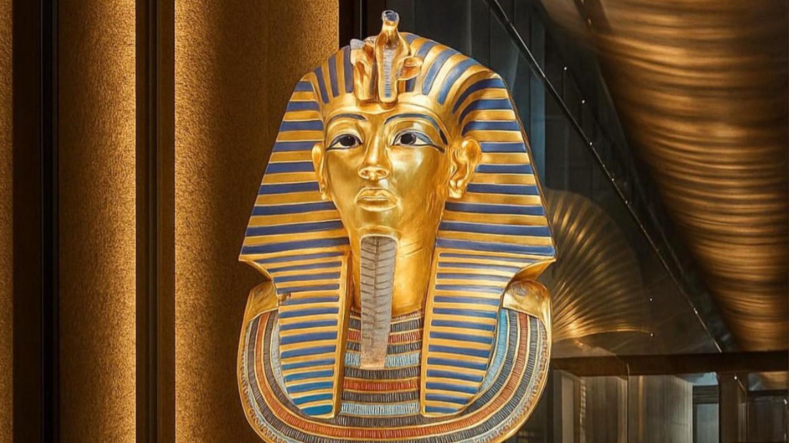 Máscara funeraria de Tutankamón en el Gran Museo Egipcio.