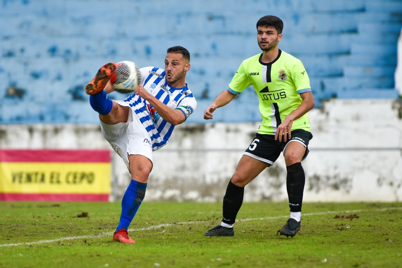 Dani Herrera remata en posición acrobática en un lance del partido contra la Balona B.