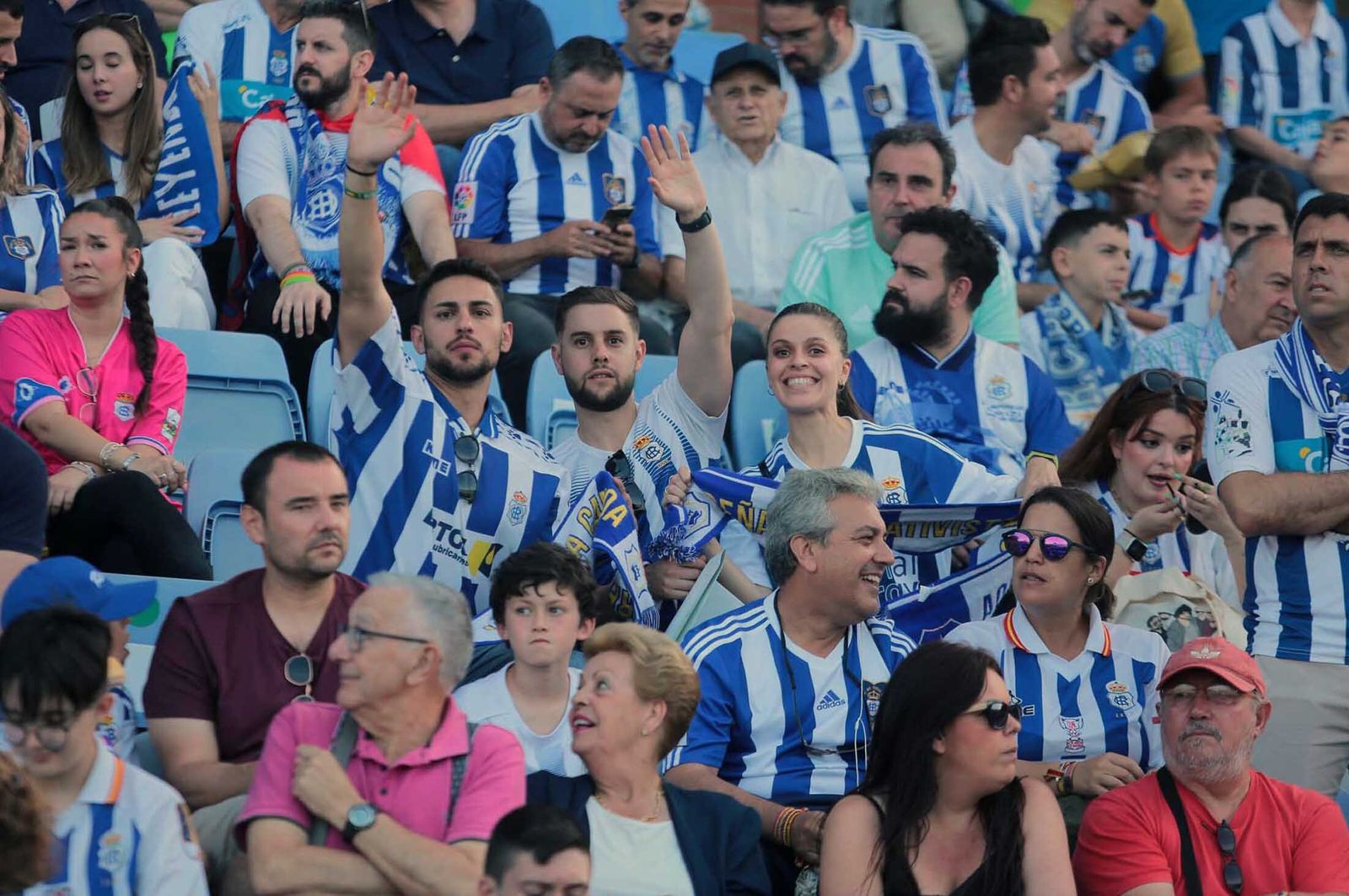 Imágenes del gran ambiente en el Nuevo Colombino en el ascenso del Recre