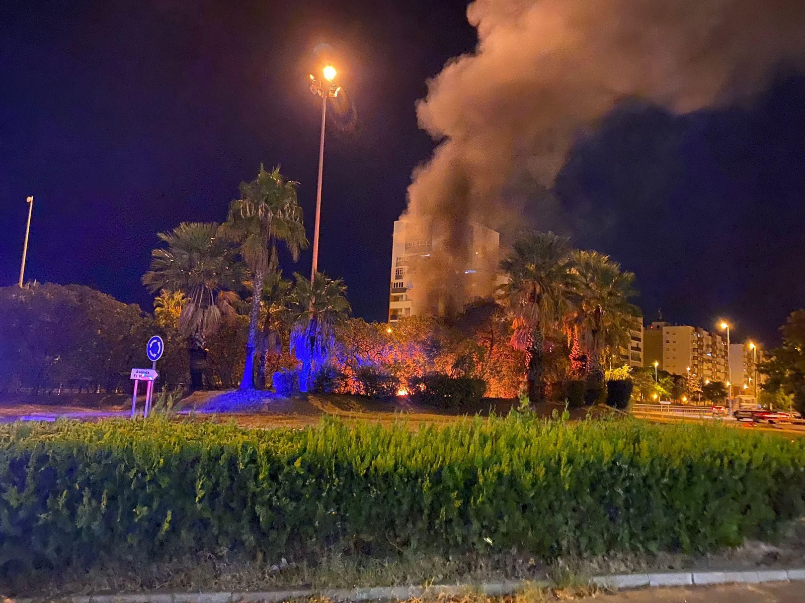 Las llamas queman la rotonda del Puente del Odiel