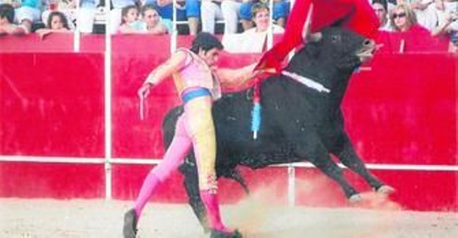 Un pase de pecho de Ángel Puerta, un nuevo profesional que se define como un torero al que le gusta encajar los riñones y llevar a los toros largos, y que tiene el aroma jerezano.