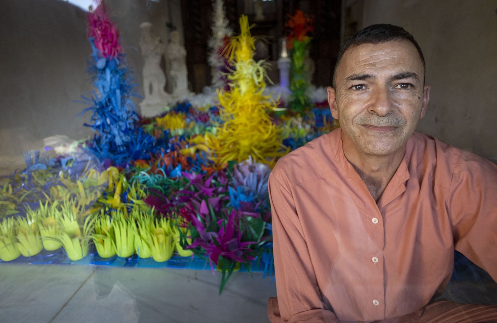 Arsenio Rodríguez, con una de sus obras al fondo.