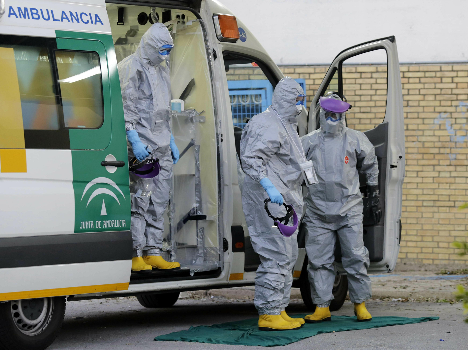 Efectivos del 061, durante un traslado de un paciente con riesgo biológico.