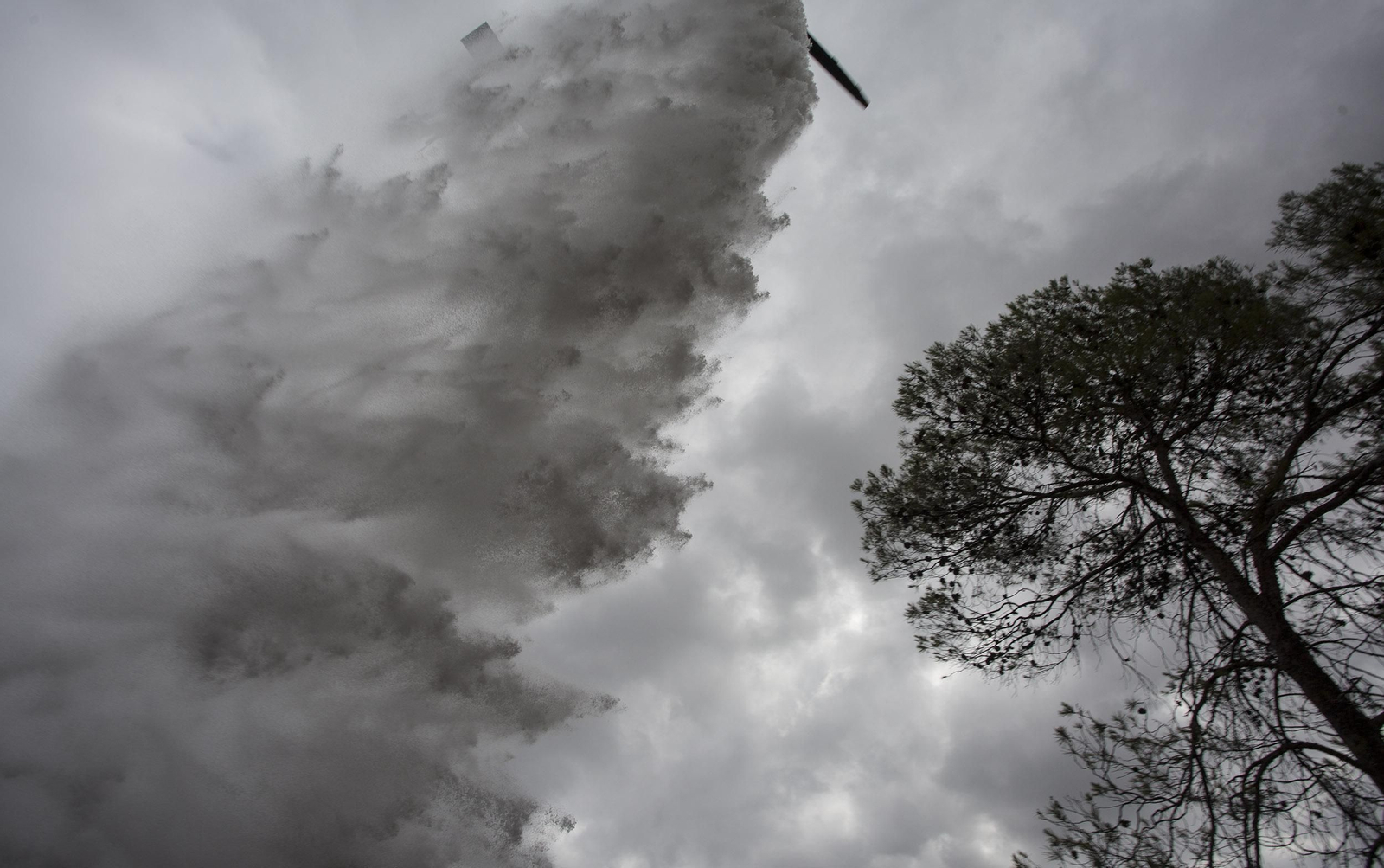 Ejercicio contra incendios en la base Brica de Madroñalejo, en Aznalcóllar