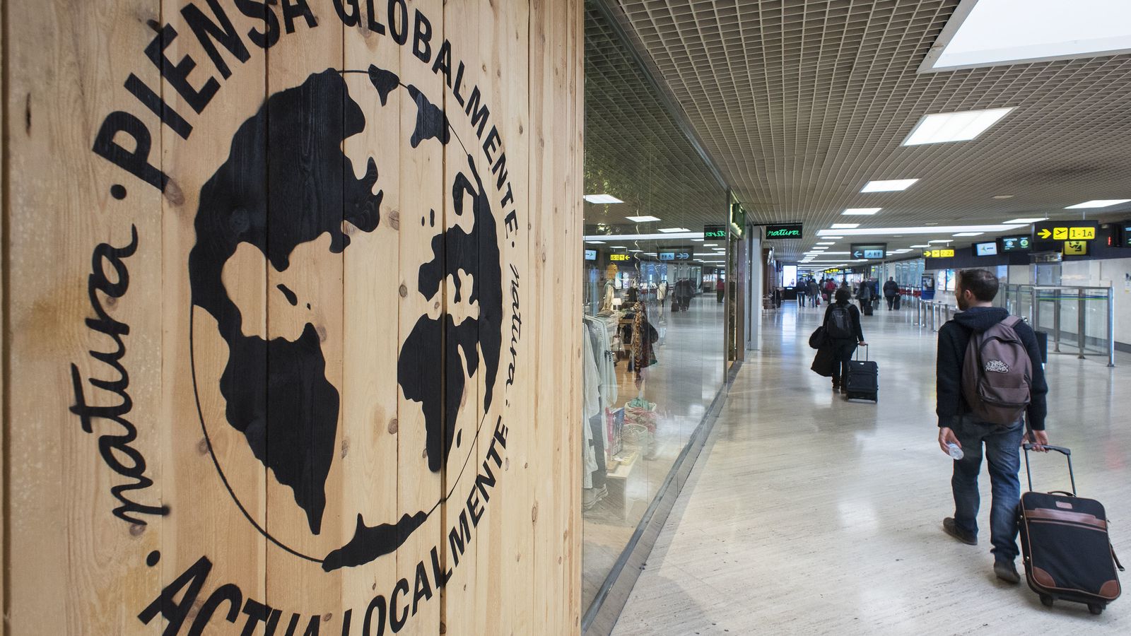 Pasillo del aeropuerto de Sevilla que conduce a las puertas de embarque.