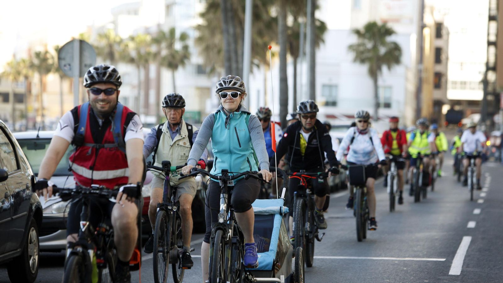 Un grupo de cruceristas recorriendo la ciudad de Cádiz en bicicleta
