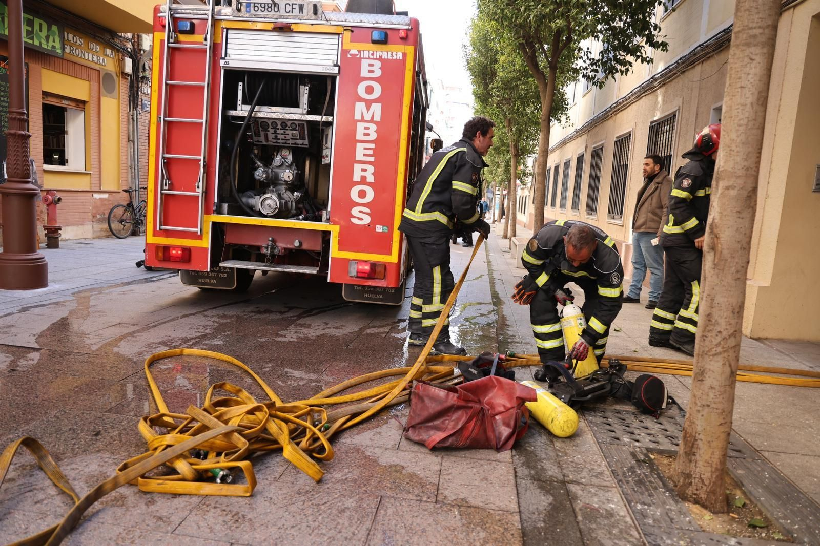 Los bomberos durante la extinción del fuego. Los bomberos durante la extinción del fuego.