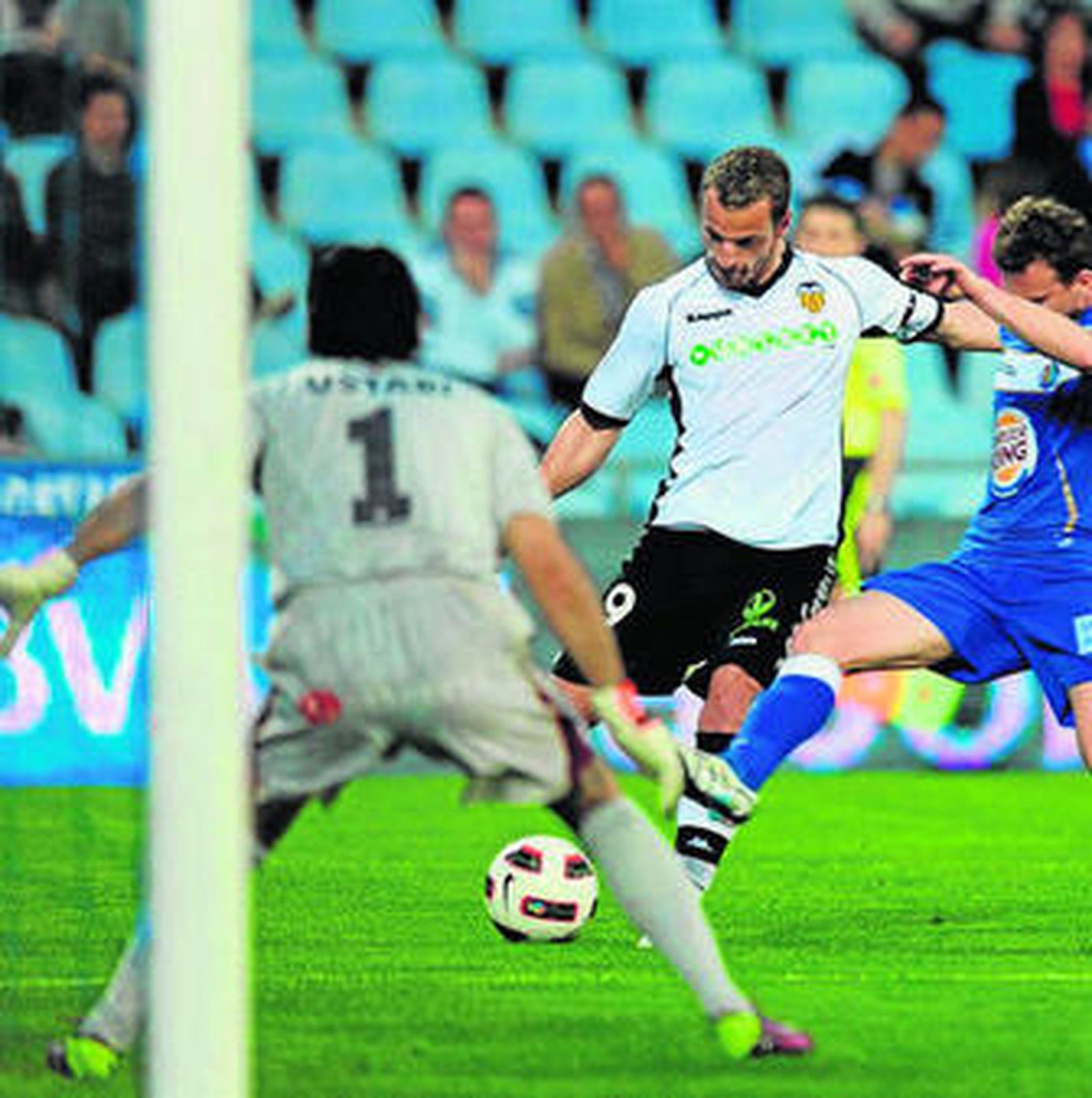 Soldado busca el disparo ante la presión de Mané.