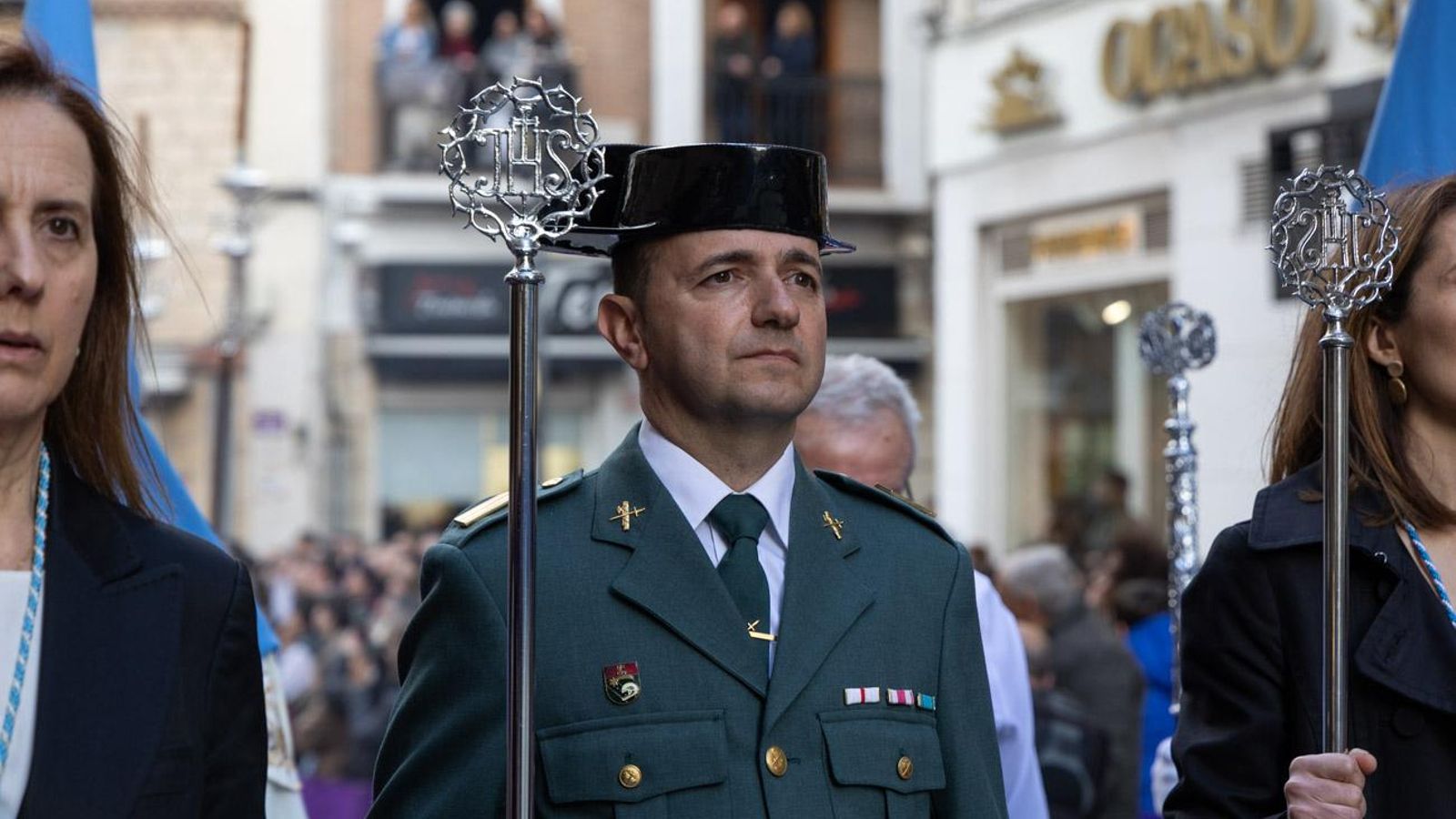 Los cofrades se rinden ante los grandes pasos de misterio del Lunes Santo