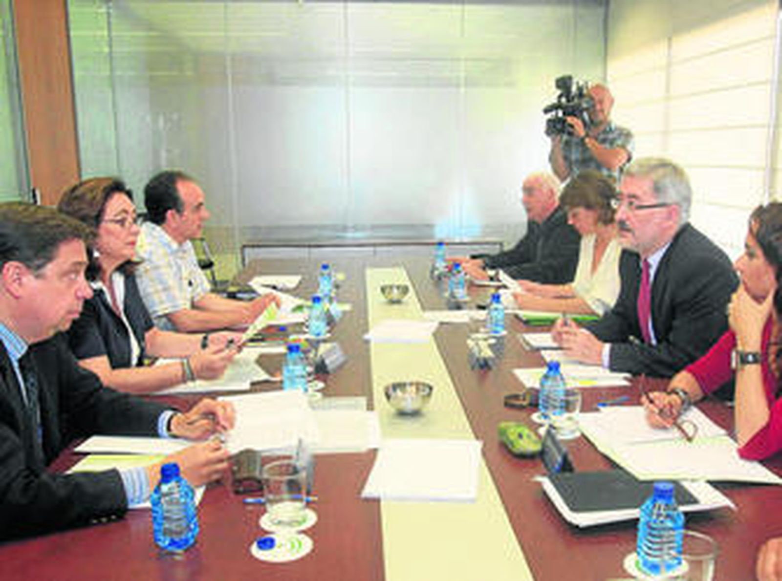 El consejero de Economía (a la derecha), con otros seis consejeros en la primera reunión de la Comisión para Asuntos Económicos de la Junta.