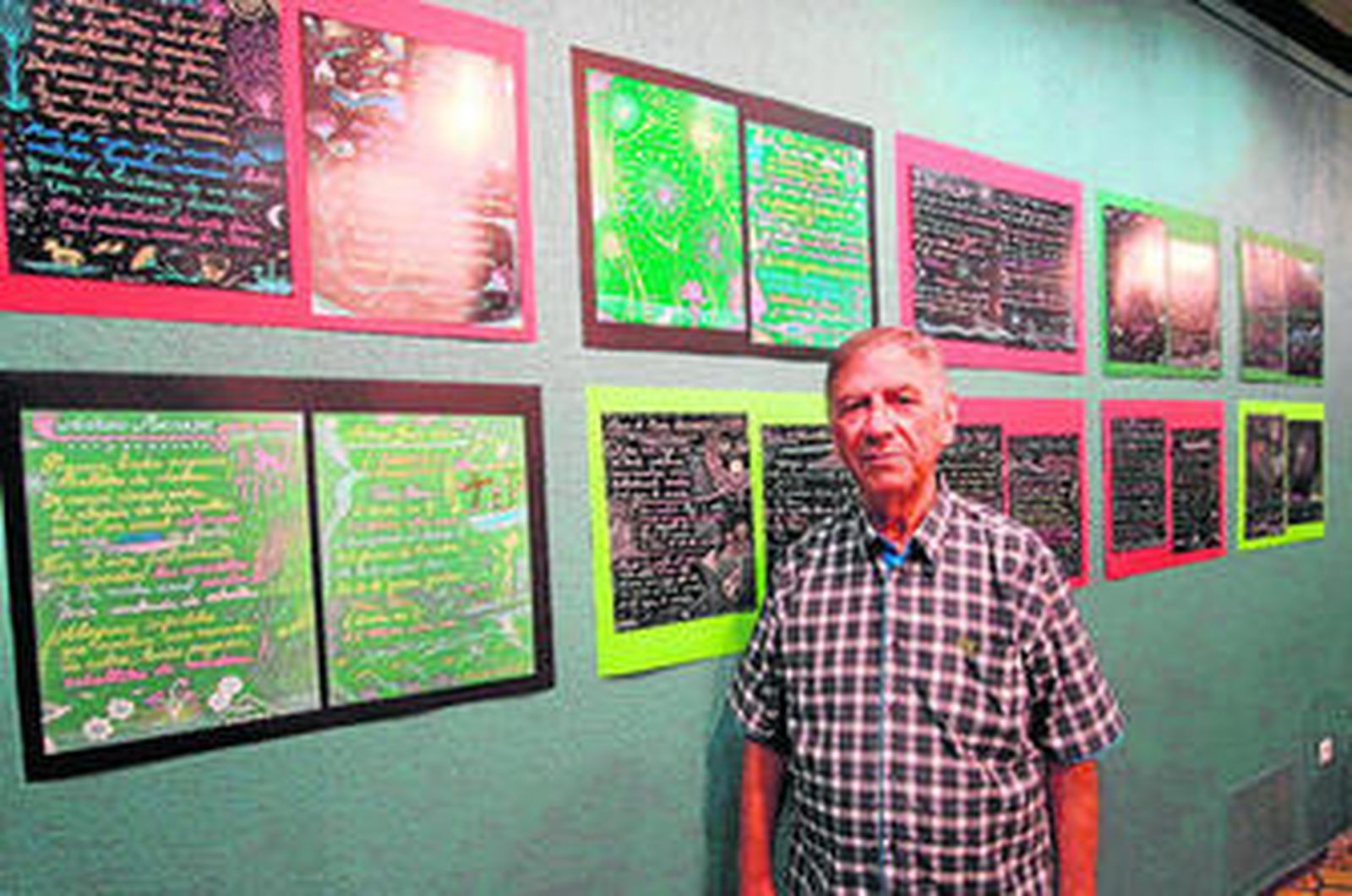 Emilio Herrera, ayer en el Casino junto a sus obras.